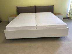 Hülsta Polsterbetten|Bettanlage Modell Now! No. 14 Kunstleder Taupe Lack Weiß mit 2 Nachtkonsolen