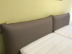 Hülsta Polsterbetten|Bettanlage Modell Now! No. 14 Kunstleder Taupe Lack Weiß mit 2 Nachtkonsolen