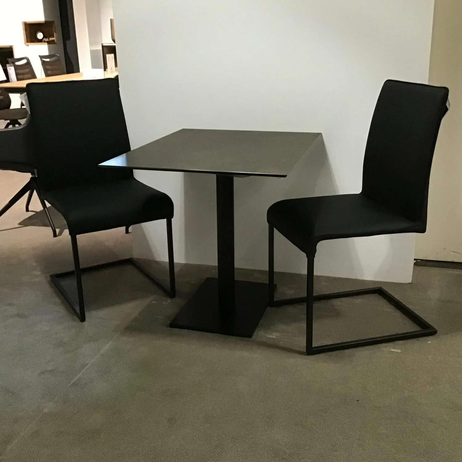 Ronald Schmitt Design Esstische|Bistrotisch P590 Tischplatte Keramik Osido Bruno Grau Gestell Metall Schwarz