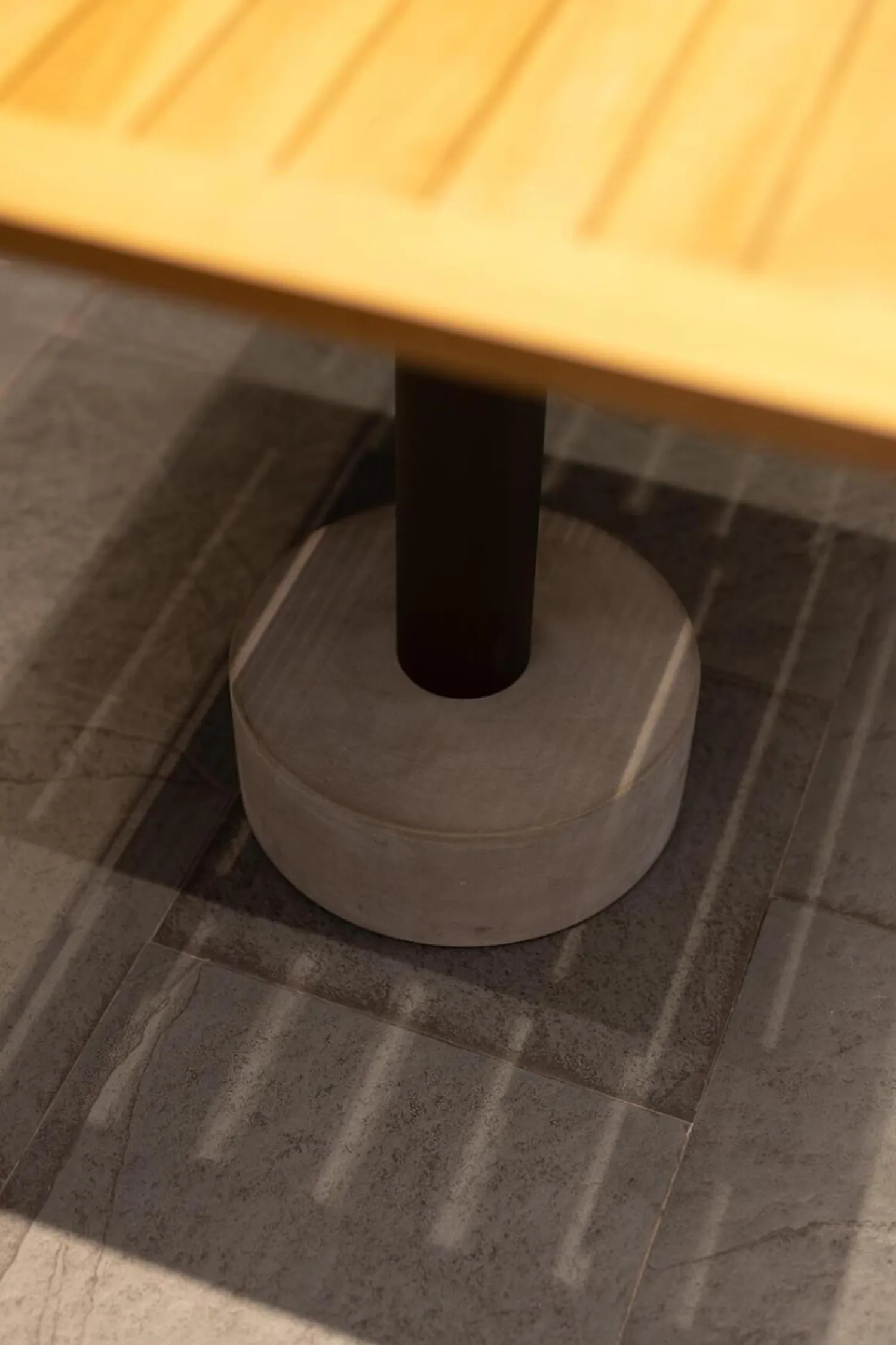 Kettal Esstische|Bistrotisch Roll Platte Teak Gestel 30C Bronze Schwarz