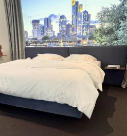 Schramm Boxspringbetten|Boxspringbett Basis 25B Stoff Nils 450 Denim Mit Keder Grau Kopfteil Paio Leder Provence Schoko Braun Füße Buche Mit Matratze