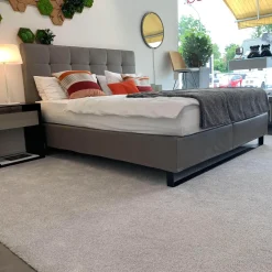 Möller Design Boxspringbetten|Boxspringbett Bohemian C Leder Acacia Grau mit Matratze Paisley P5