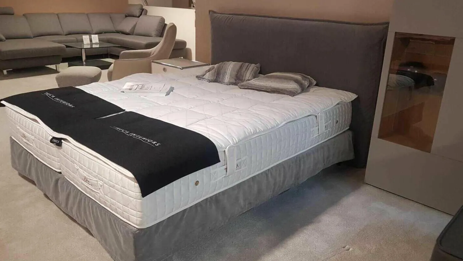 Treca Interiors Boxspringbetten|Boxspringbett Set Smart Volant mit 2 Matratzen Omega Spring H17 und Topper