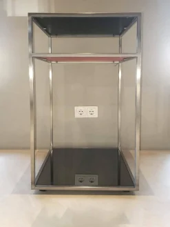 Christine Kröncke Konsolen|Cameo Konsole Parsolglas Hinterlackiert Rot Schwarz Gestell Edelstahl Matt