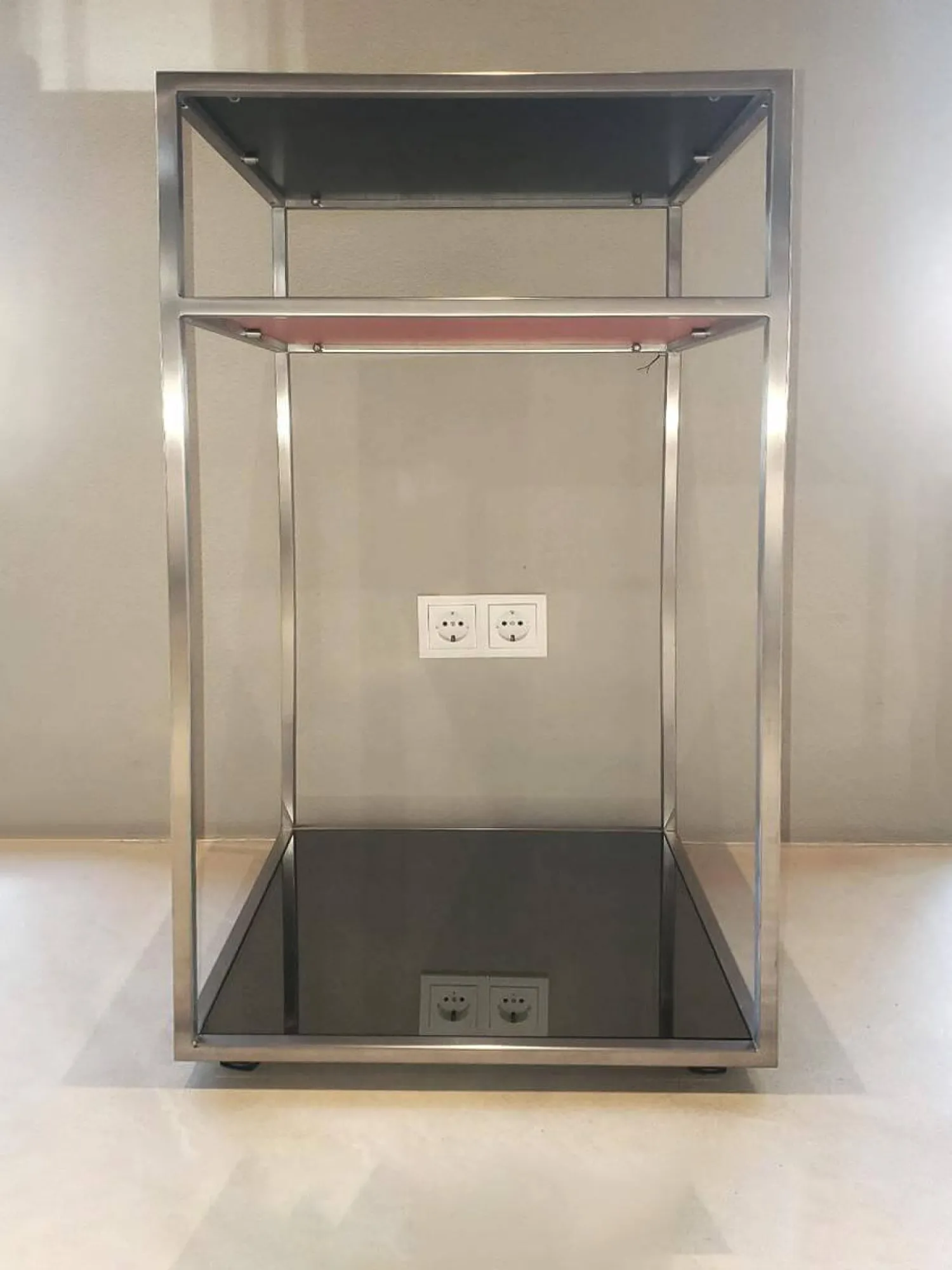 Christine Kröncke Konsolen|Cameo Konsole Parsolglas Hinterlackiert Rot Schwarz Gestell Edelstahl Matt