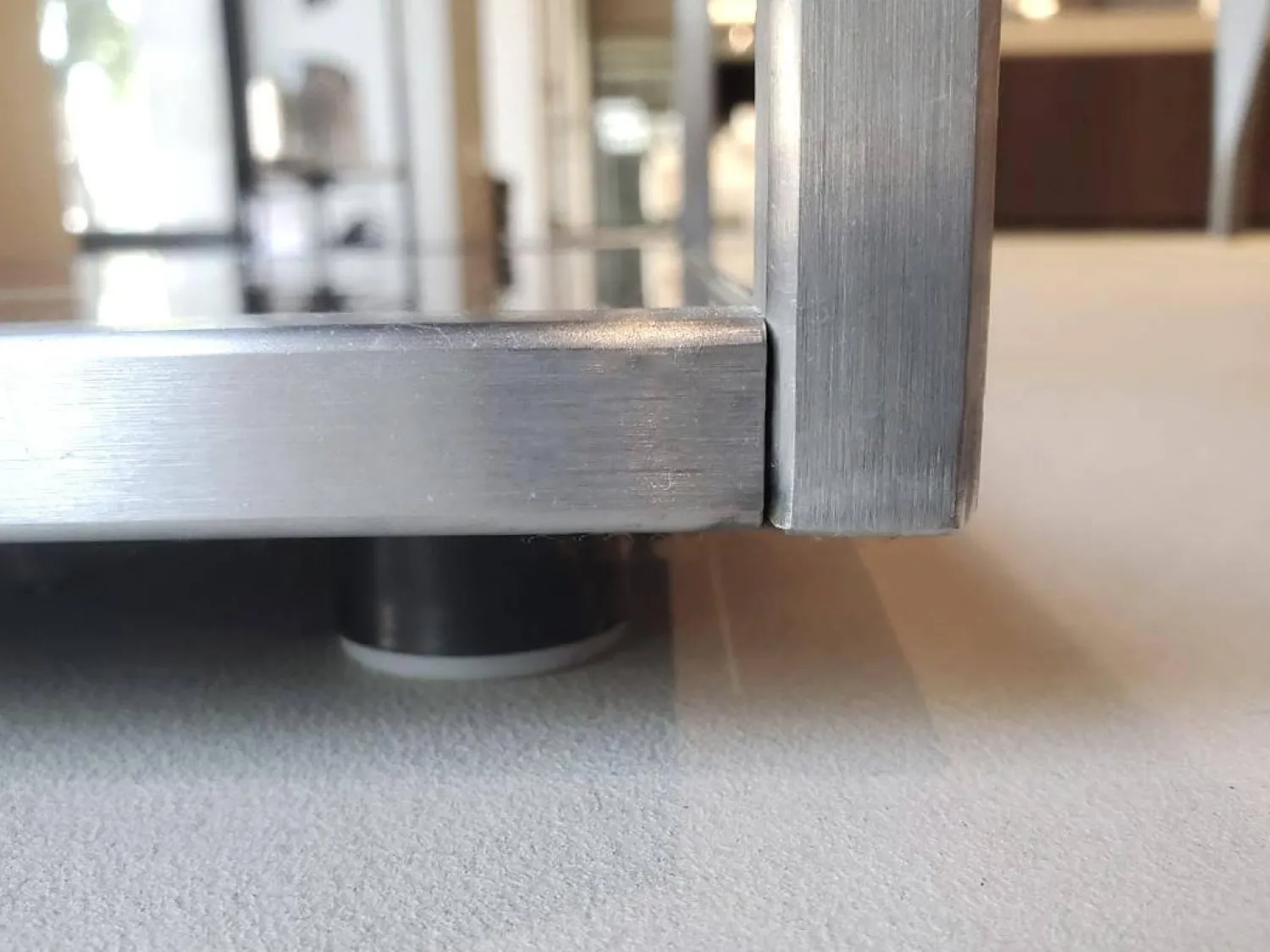 Christine Kröncke Konsolen|Cameo Konsole Parsolglas Hinterlackiert Rot Schwarz Gestell Edelstahl Matt