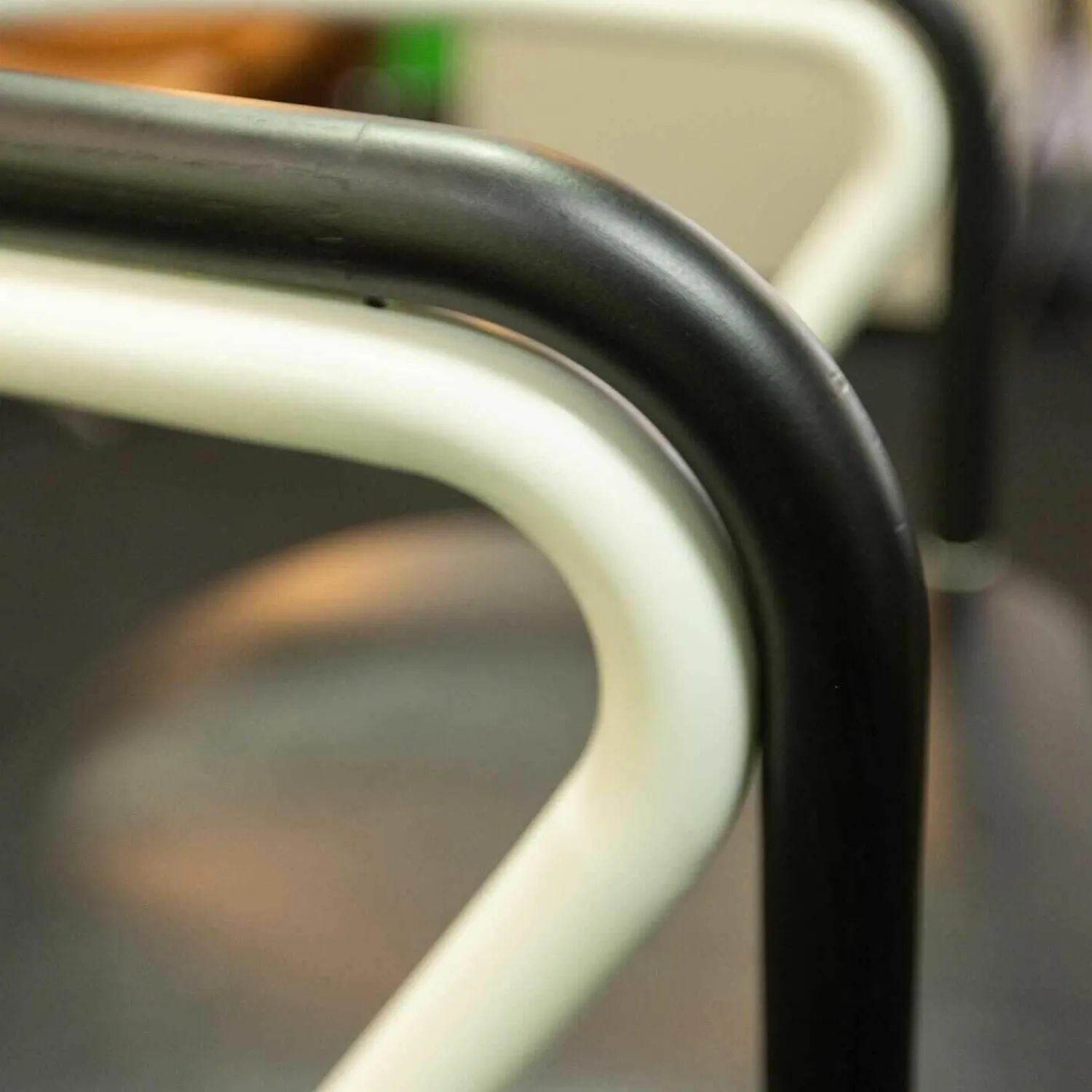 Cappellini Stuhlsets|Chair 2 Gestell Esche Massiv Schwarz Metallrohr Weiß Matt Sitzfläche Birkenholz mit Massivesche