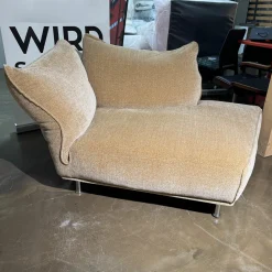 Edra Daybeds & Recamieren|Chaiselongue Standalto Stoff T8575-33 Creme Füße Paladium Metall