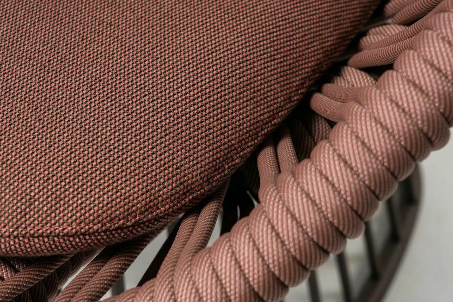 Kettal Loungemöbel|Clubsessel Cala Geflecht Rope Rosa 413 Gestell Aluminium Sepia