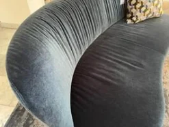 Bielefelder Werkstätten 2-Sitzer-Sofas|Cocktailsofa Nierenförmig Stoff Emilia 151 Dunkelblau Füße Schwarz Gebeizt