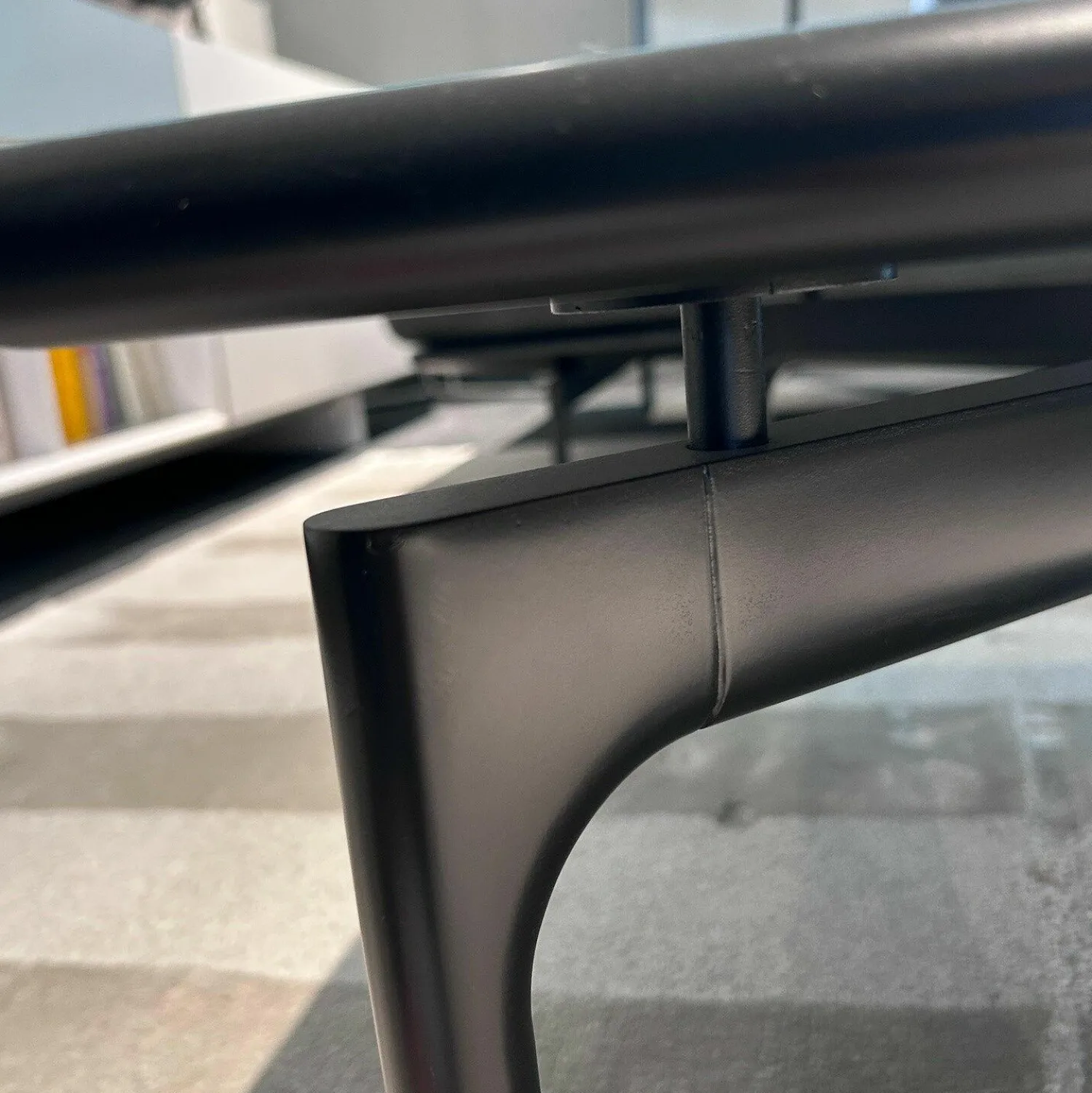 Rolf Benz Couchtische|Couchtisch 901-211 Platte Marmor Carrara Grau Geledert Gestell Buche Verkehrsschwarz Lackiert