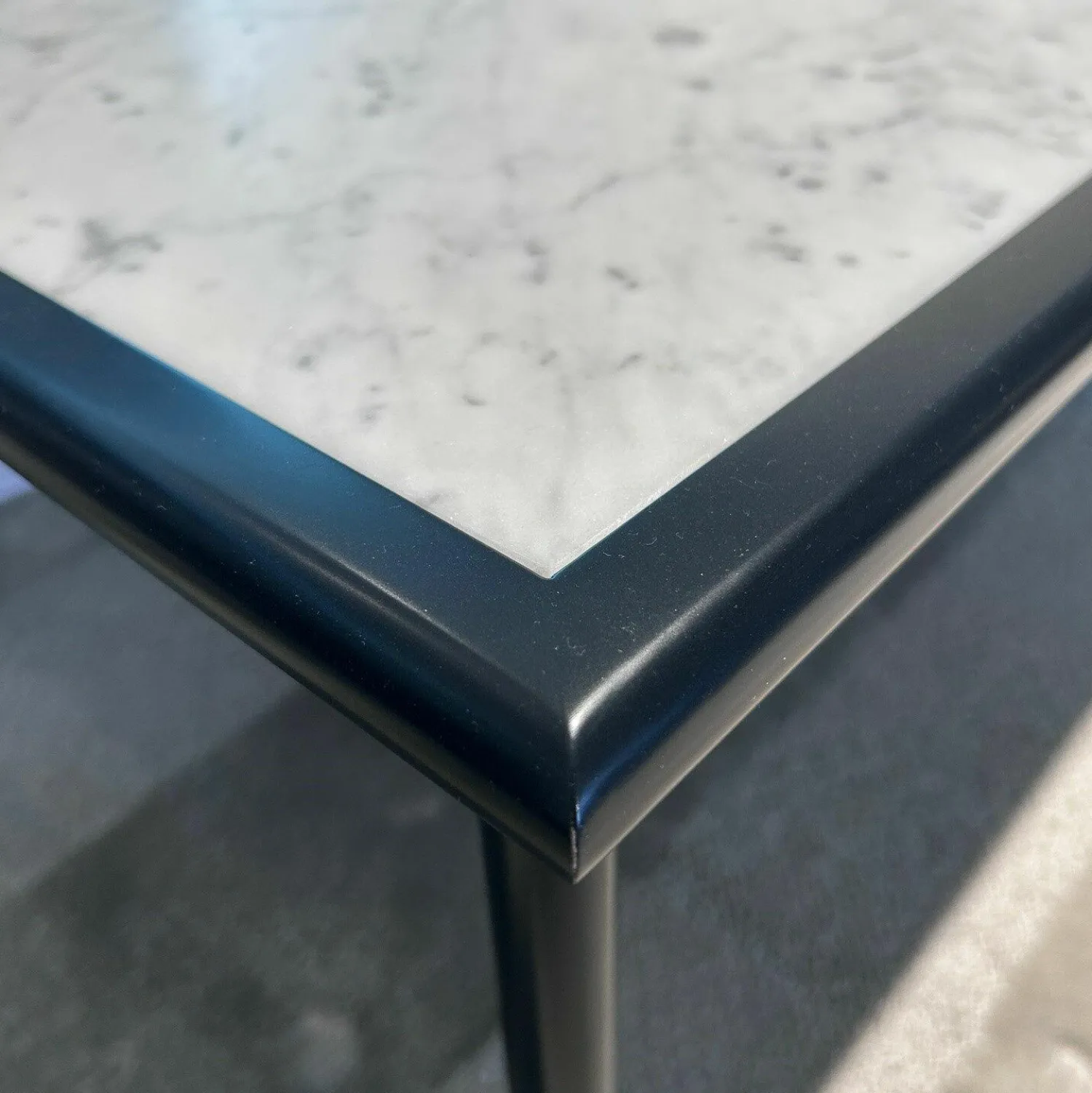 Rolf Benz Couchtische|Couchtisch 901-211 Platte Marmor Carrara Grau Geledert Gestell Buche Verkehrsschwarz Lackiert