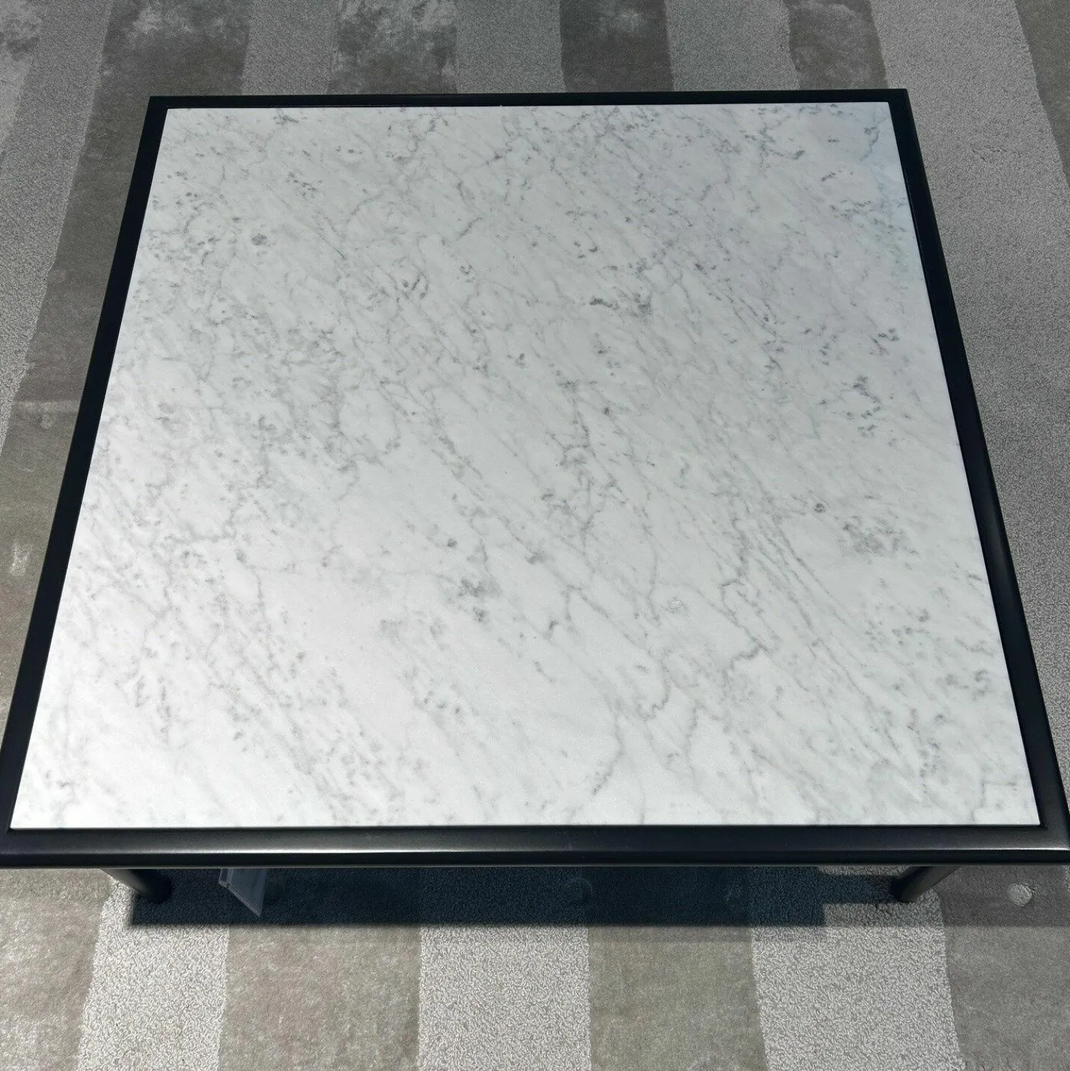 Rolf Benz Couchtische|Couchtisch 901-211 Platte Marmor Carrara Grau Geledert Gestell Buche Verkehrsschwarz Lackiert