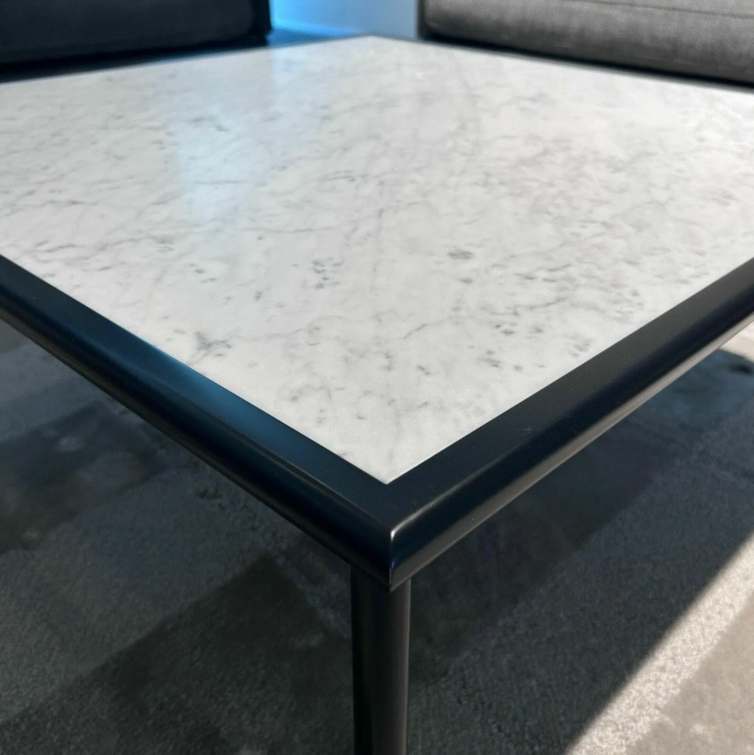 Rolf Benz Couchtische|Couchtisch 901-211 Platte Marmor Carrara Grau Geledert Gestell Buche Verkehrsschwarz Lackiert