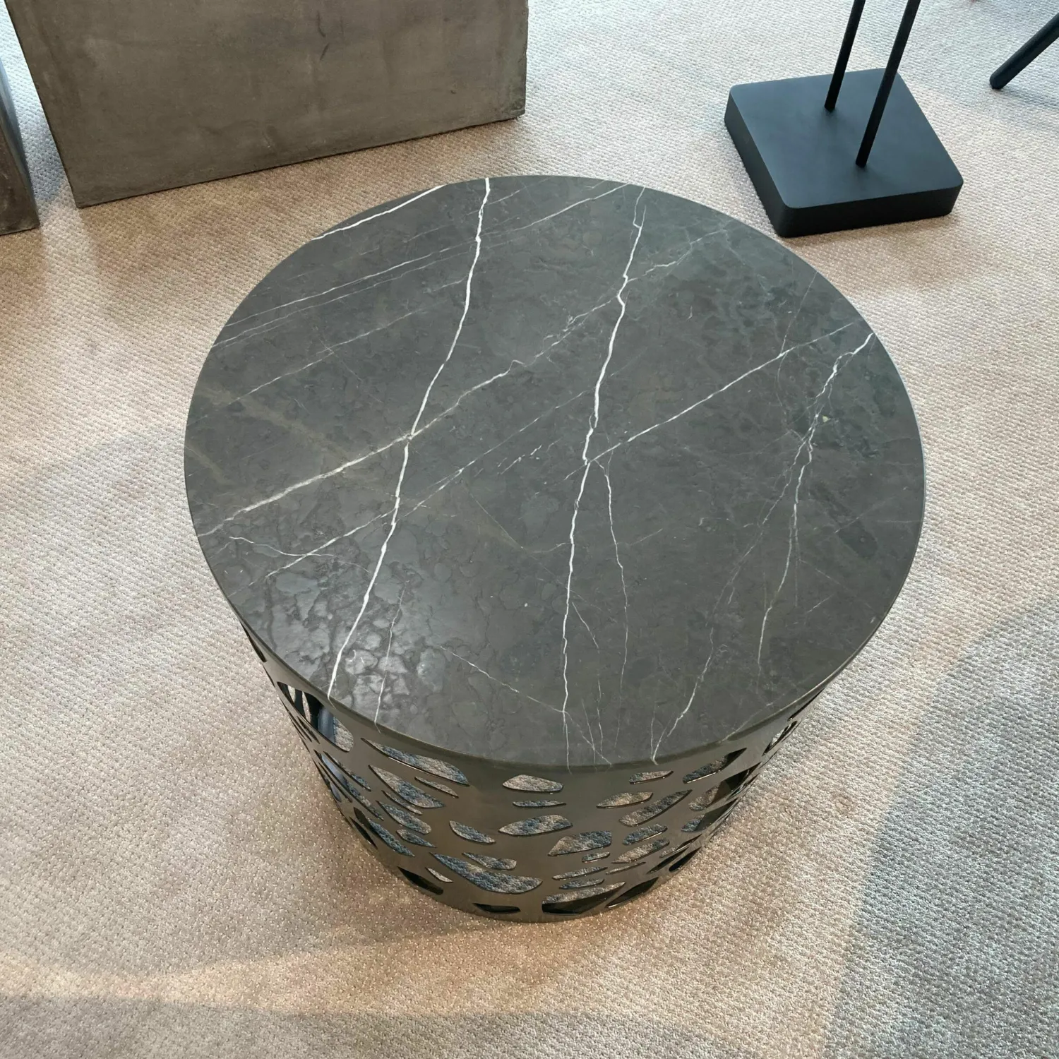 Rolf Benz Couchtische|Couchtisch 926-242 Platte Naturstein Geledert Graphit Brown Grau Gestell Stahl Glatt Lackiert Matt Umbragrau Grau