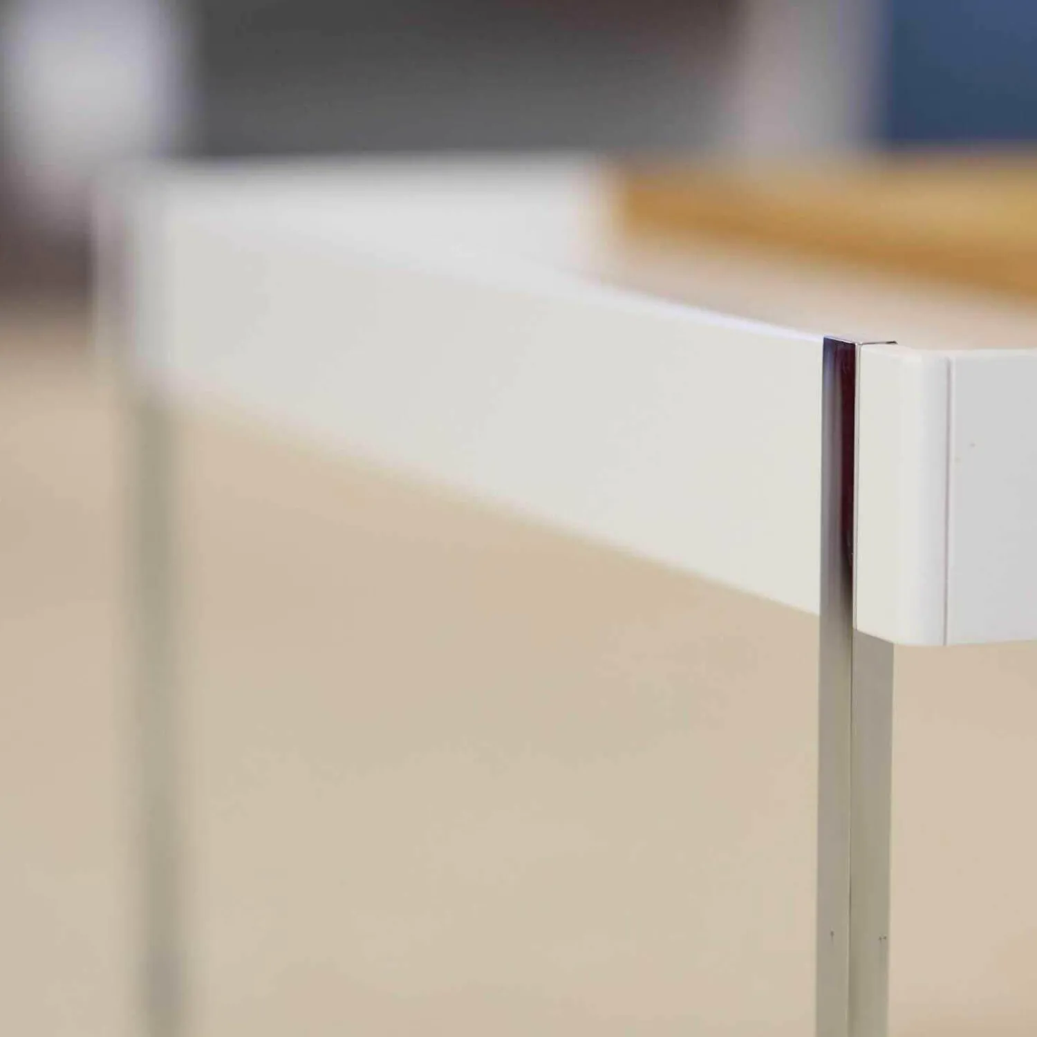 WK Wohnen Couchtische|Couchtisch 444A1 Skid Platte Lack Verkehrsweiß Matt Metallteile Hochglanz Verchromt