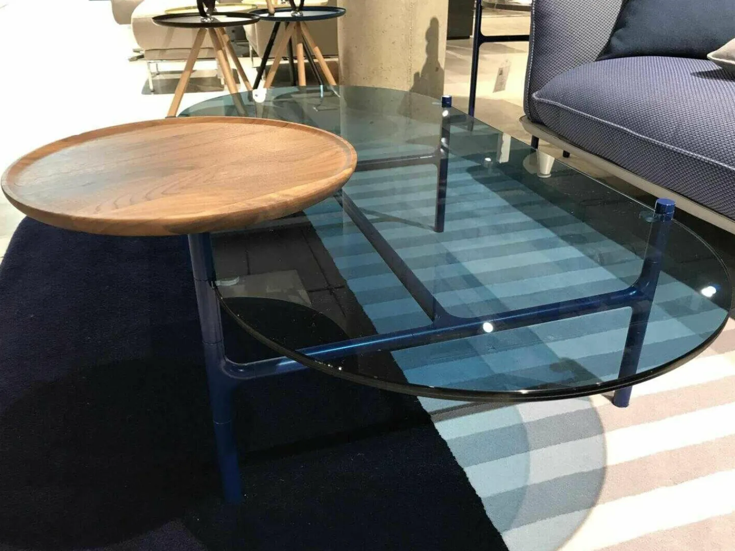 Rolf Benz Couchtische|Couchtisch Addit 915-233 Blaue Glasplatte Tablar Nussbaum Massiv