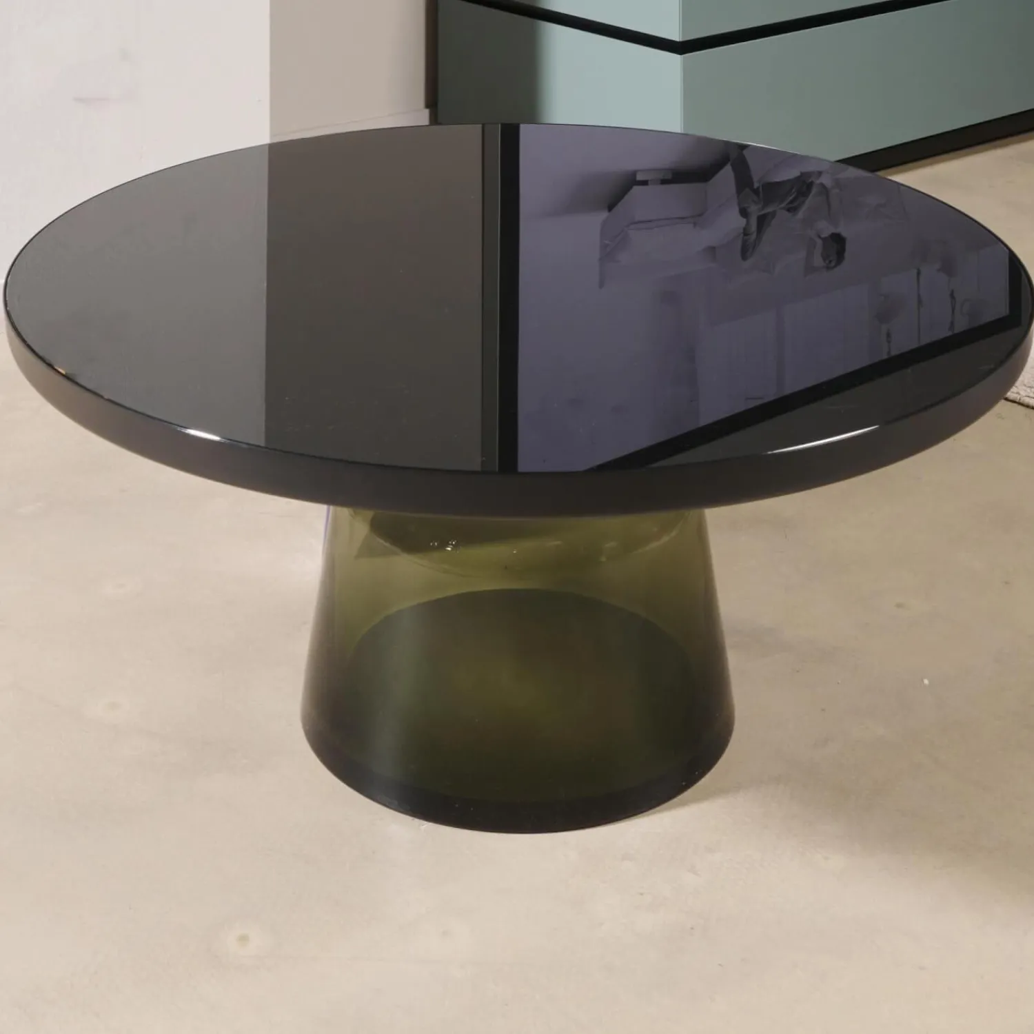 ClassiCon Couchtische|Couchtisch Bell Glasplatte Schwarz Gestell Stahl Schwarz Brüniert Glasfuß Quarzgrau