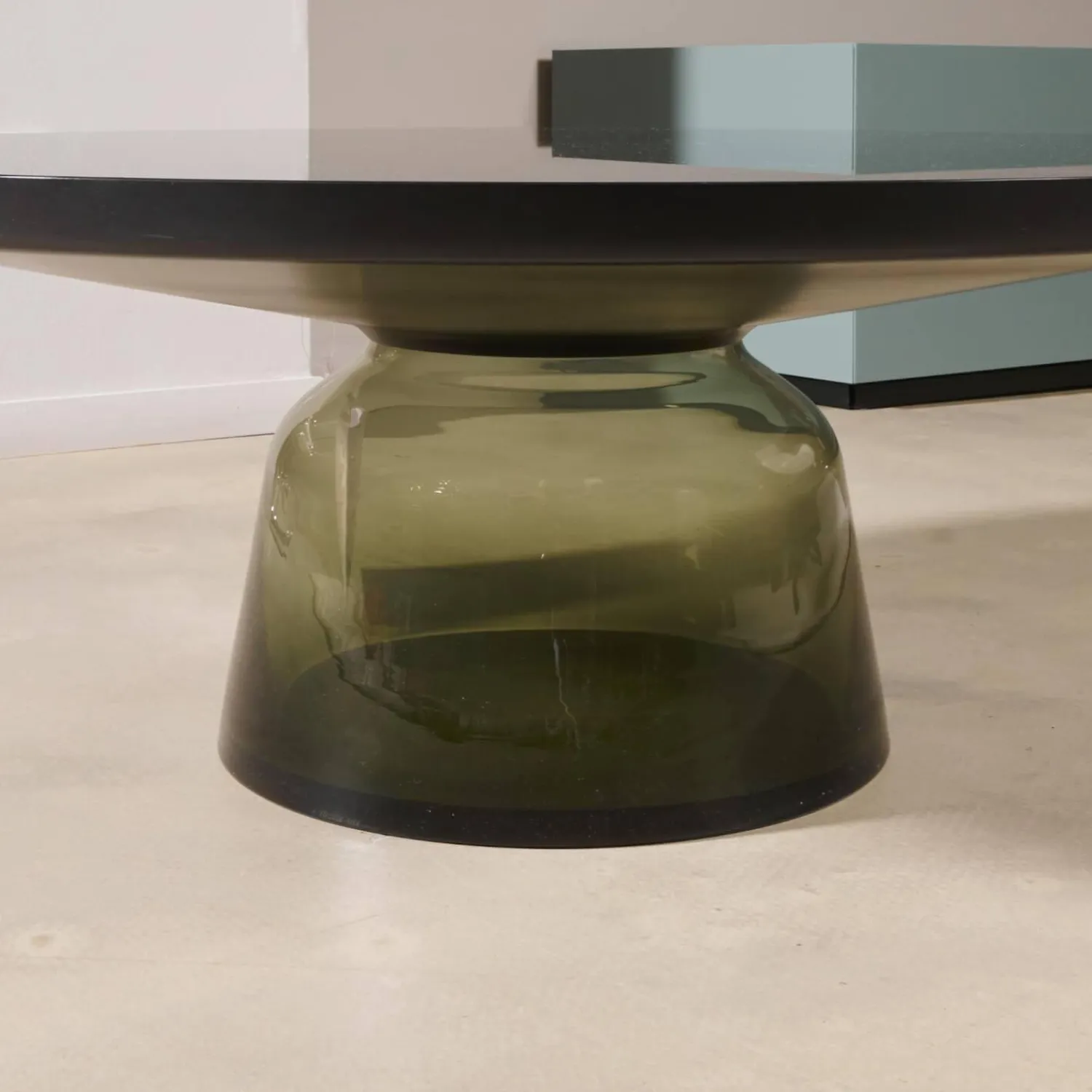 ClassiCon Couchtische|Couchtisch Bell Glasplatte Schwarz Gestell Stahl Schwarz Brüniert Glasfuß Quarzgrau