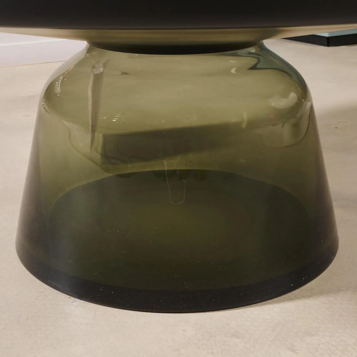 ClassiCon Couchtische|Couchtisch Bell Glasplatte Schwarz Gestell Stahl Schwarz Brüniert Glasfuß Quarzgrau