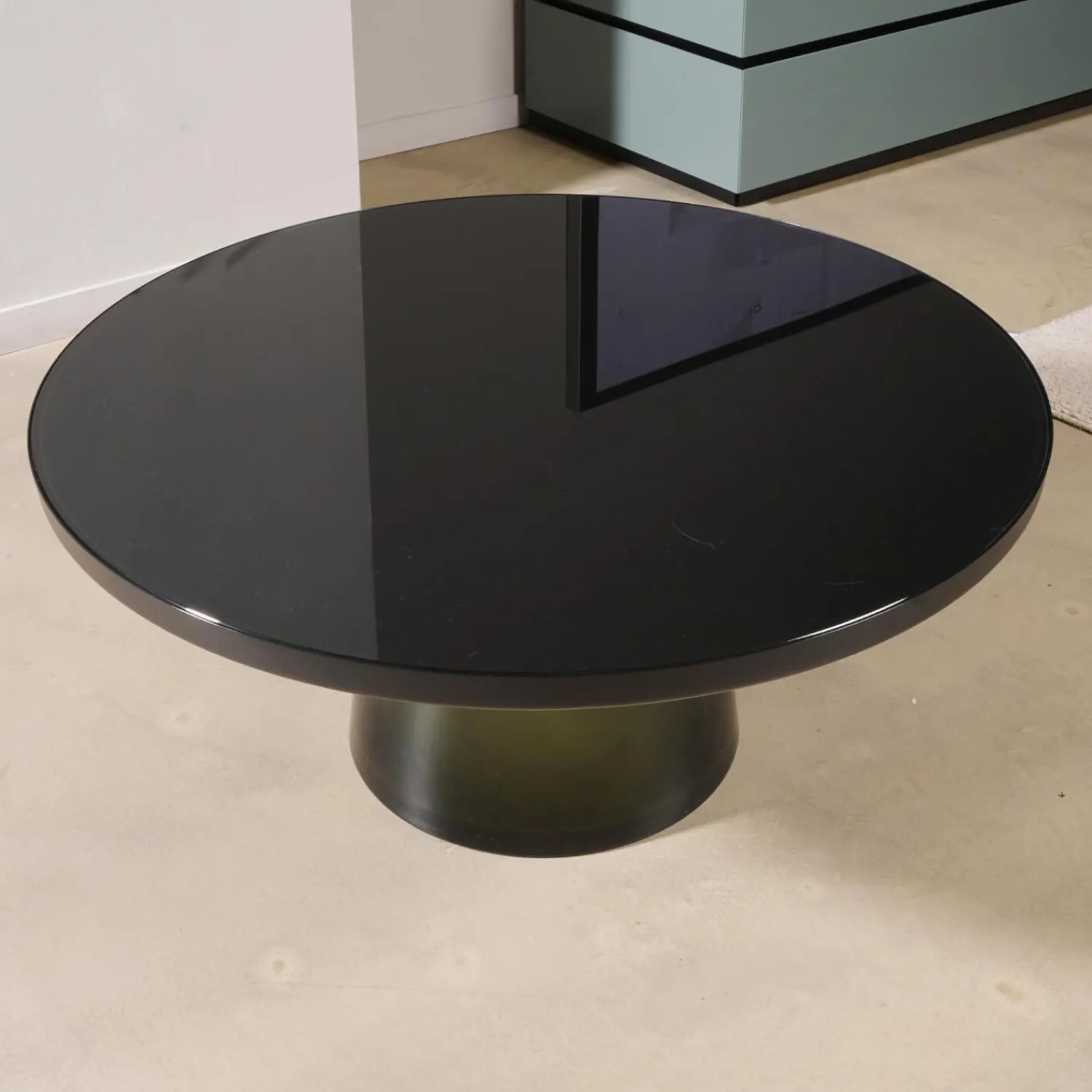 ClassiCon Couchtische|Couchtisch Bell Glasplatte Schwarz Gestell Stahl Schwarz Brüniert Glasfuß Quarzgrau