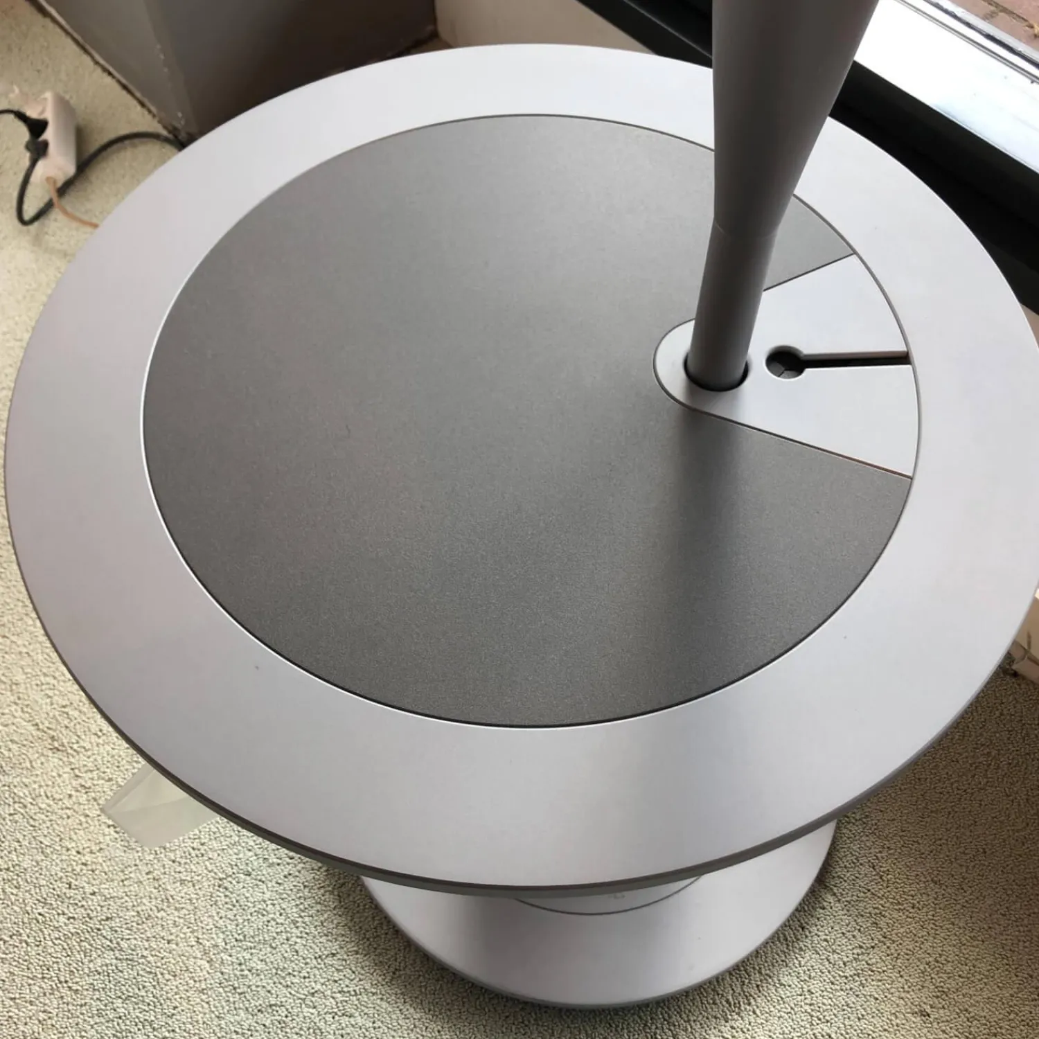 Leolux Couchtische|Couchtisch Calumet White Alu mit integrierter Lampe