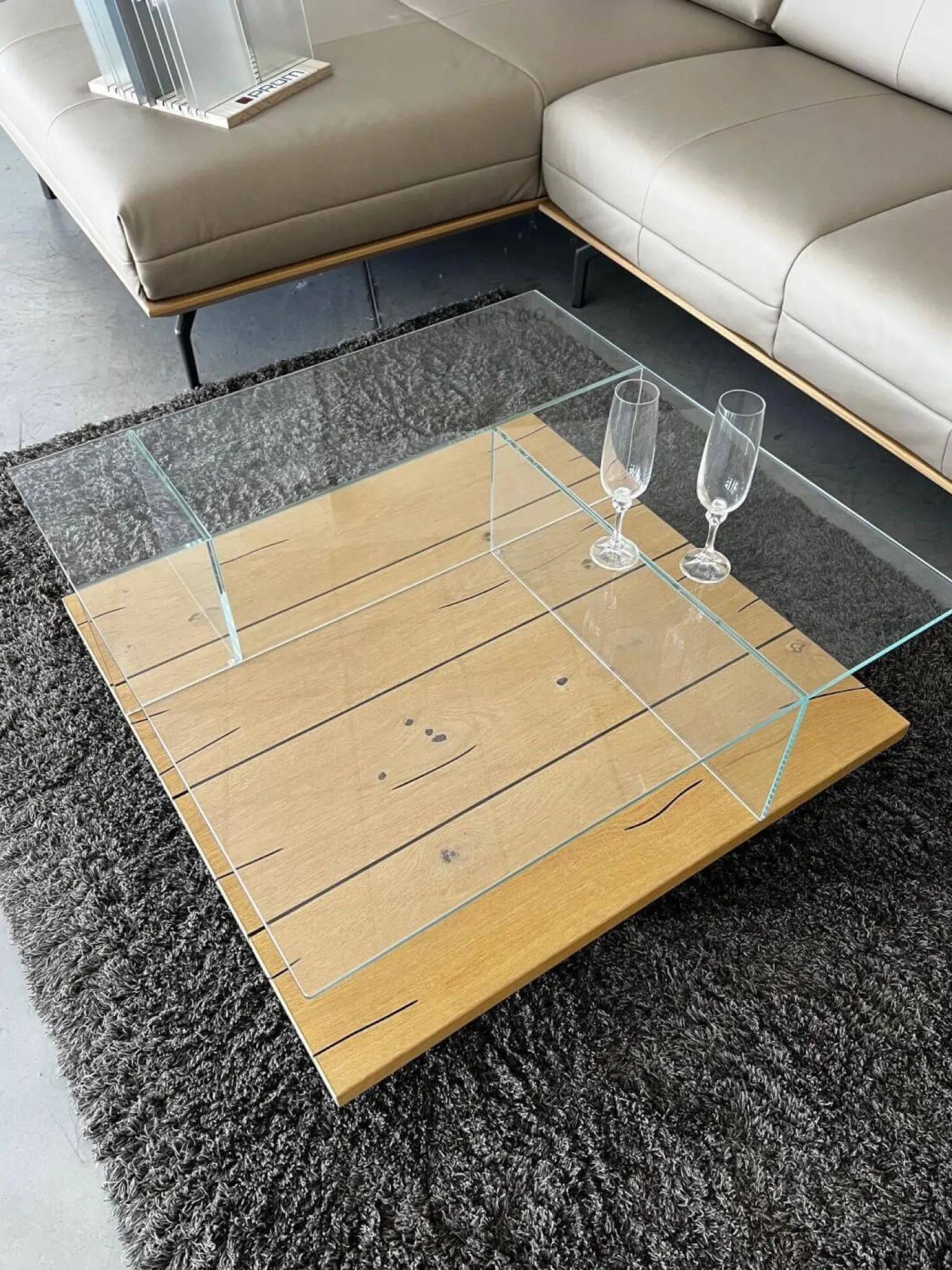 Hülsta Couchtische|Couchtisch CT 160 Eiche Naturstamm Optiwhite Klarglas