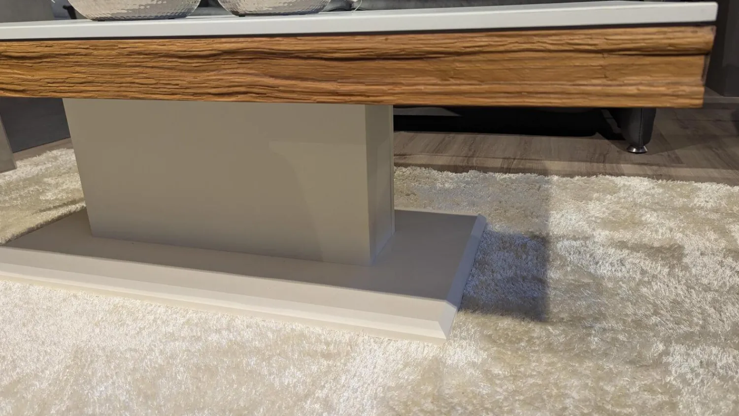 Gwinner Couchtische|Couchtisch CT125E Lack Seidenmatt Weiß Akzent Nussbaum Natur Spaltholzstruktur