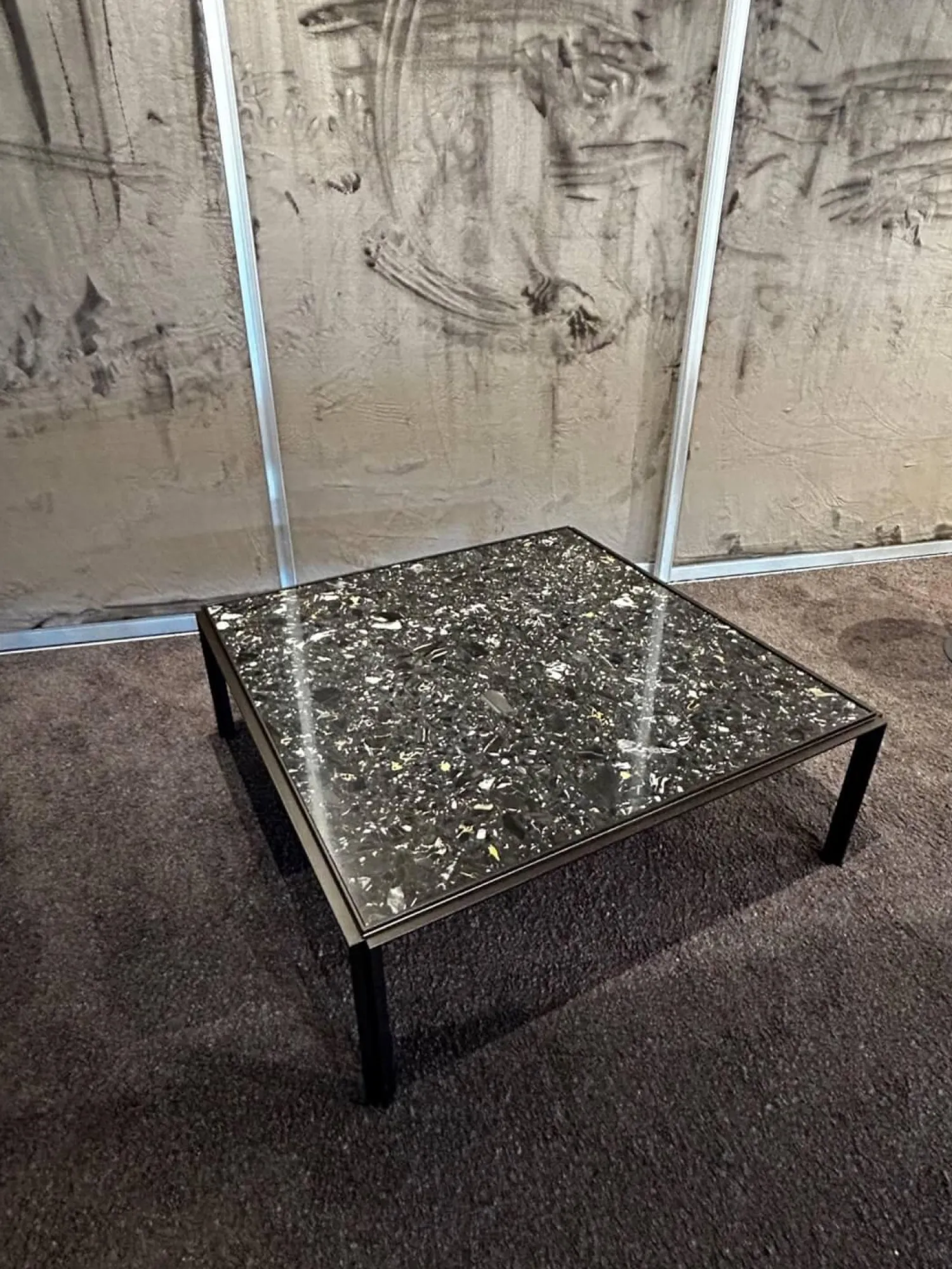 Bielefelder Werkstätten Couchtische|Couchtisch Hudson Platte Marmor Terrazzo Portoro Schwarz Gestell Metall Bronze Matt