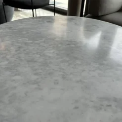 Poltrona Frau Couchtische|Couchtisch Ilary Gestell Metall Marmor Grigio Roma mit Halbglanzfinisch