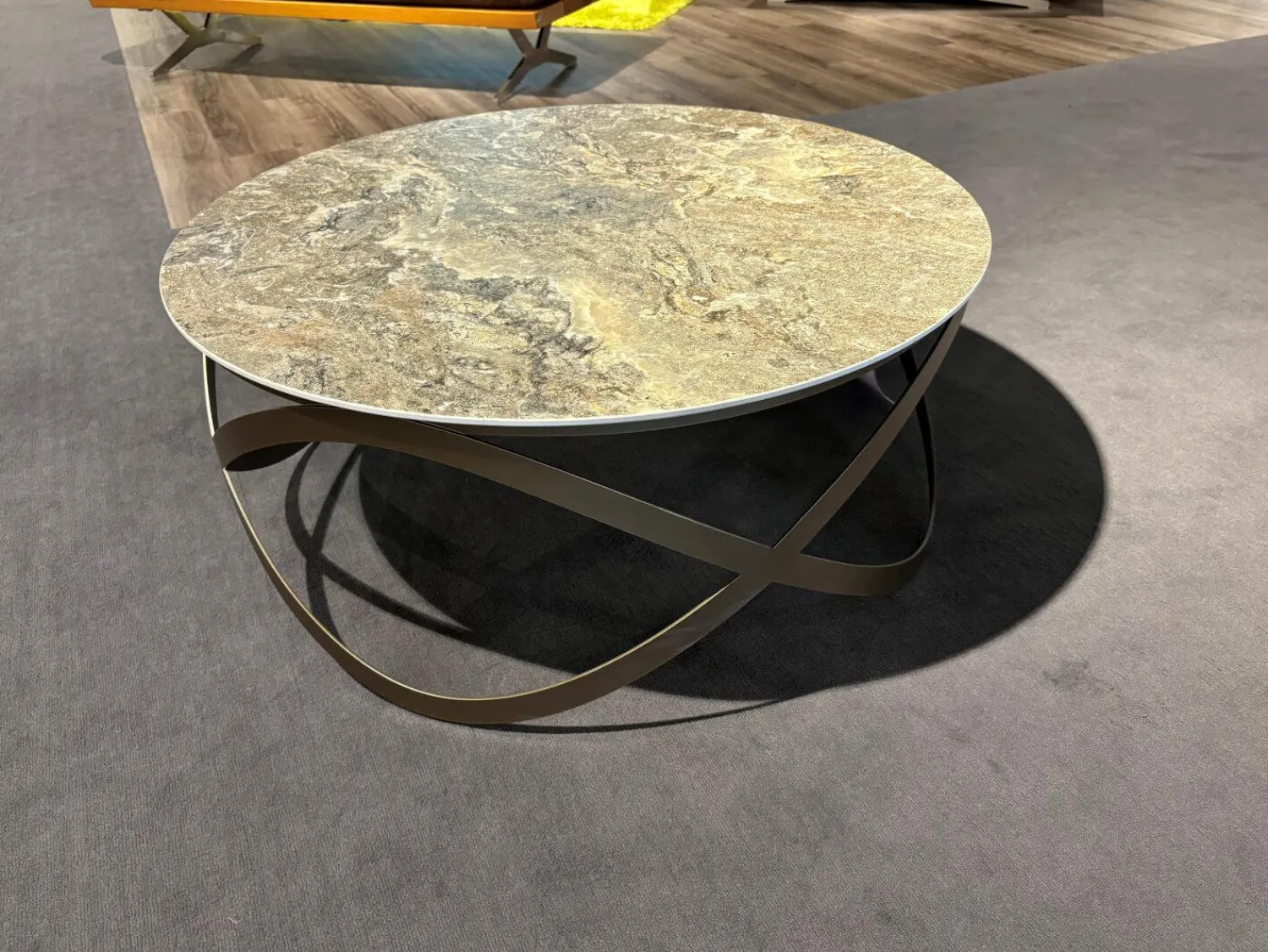 Ronald Schmitt Design Couchtische|Couchtisch K 900 Candy Platte Keramik Golden Rock Grau Gestell Stahl Bronze Pulverbeschichtet