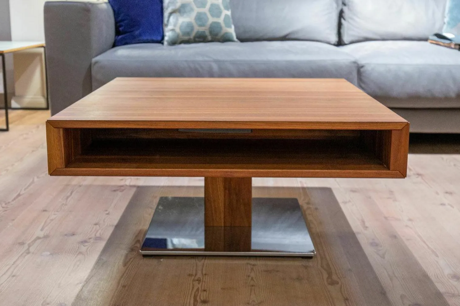 Team 7 Couchtische|Couchtisch Lift Nussbaum Natur Bodenplatte Stahl Verchromt Stufenverstellbar