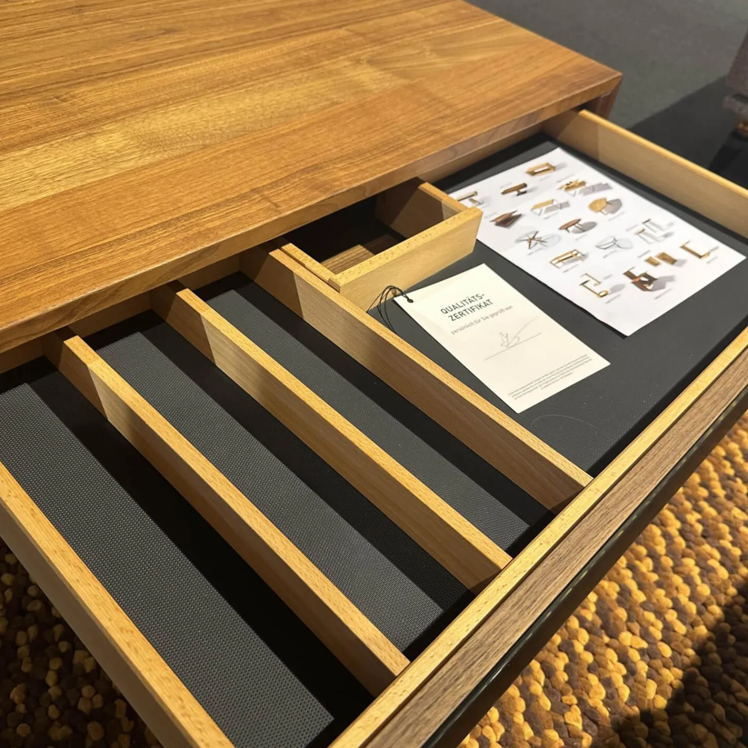 Team 7 Couchtische|Couchtisch Lift Platte Nussbaum Geölt Bodenplatte Stahl Schwarz Matt Front Farbglas Schwarz