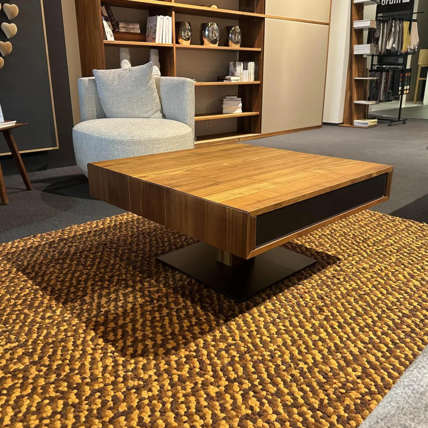 Team 7 Couchtische|Couchtisch Lift Platte Nussbaum Geölt Bodenplatte Stahl Schwarz Matt Front Farbglas Schwarz