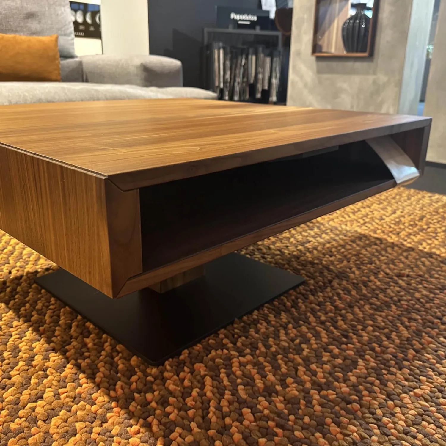 Team 7 Couchtische|Couchtisch Lift Platte Nussbaum Geölt Bodenplatte Stahl Schwarz Matt Front Farbglas Schwarz