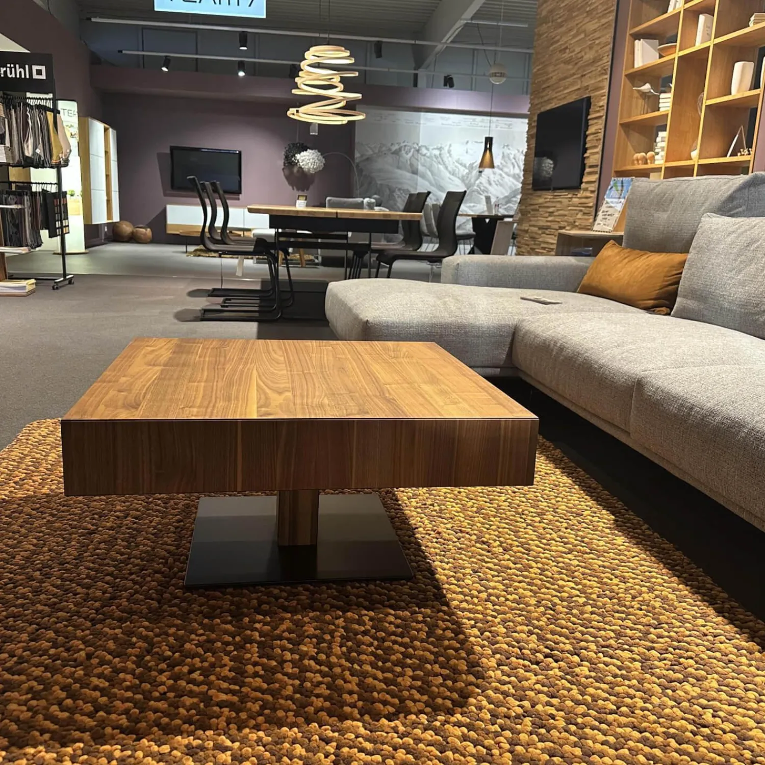 Team 7 Couchtische|Couchtisch Lift Platte Nussbaum Geölt Bodenplatte Stahl Schwarz Matt Front Farbglas Schwarz