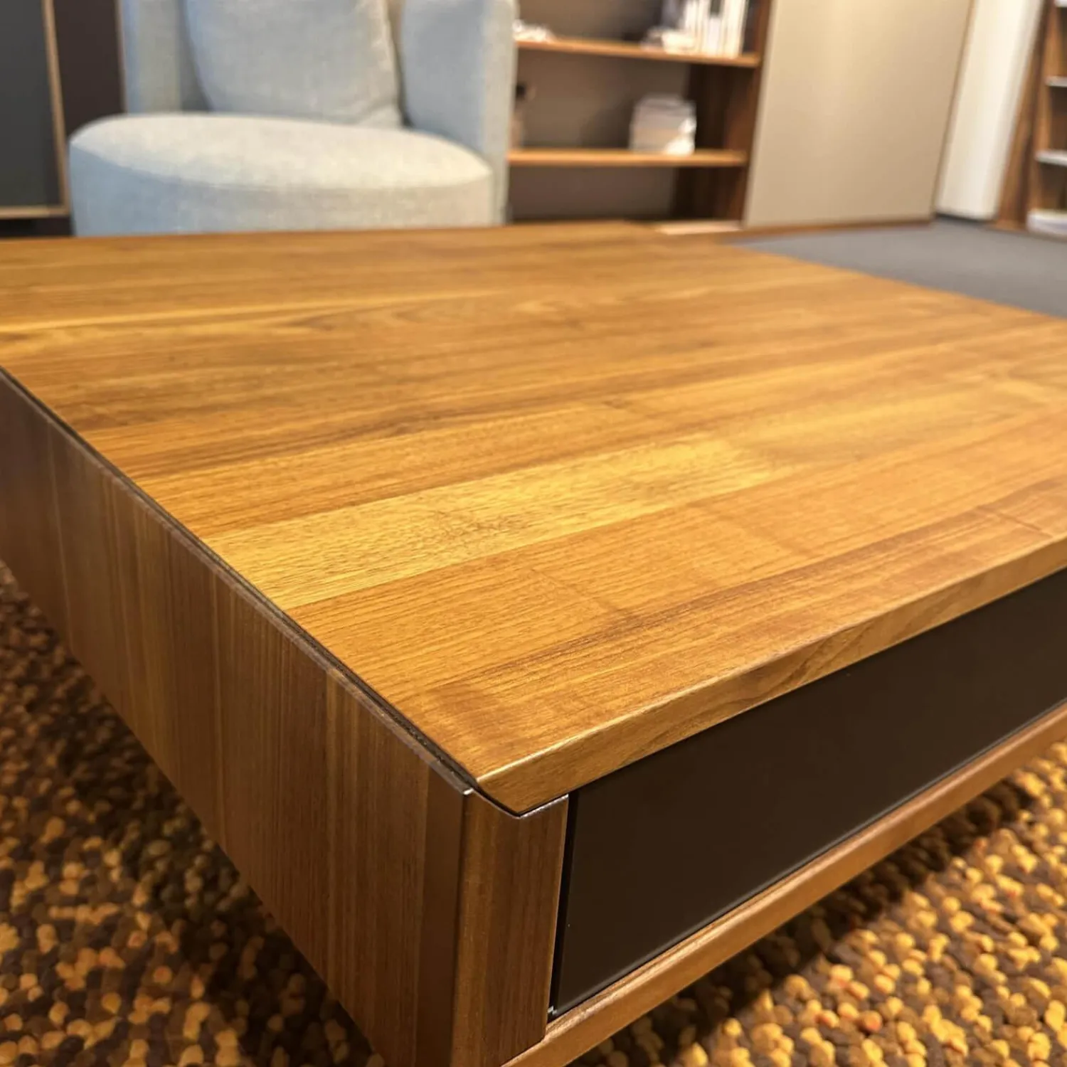 Team 7 Couchtische|Couchtisch Lift Platte Nussbaum Geölt Bodenplatte Stahl Schwarz Matt Front Farbglas Schwarz