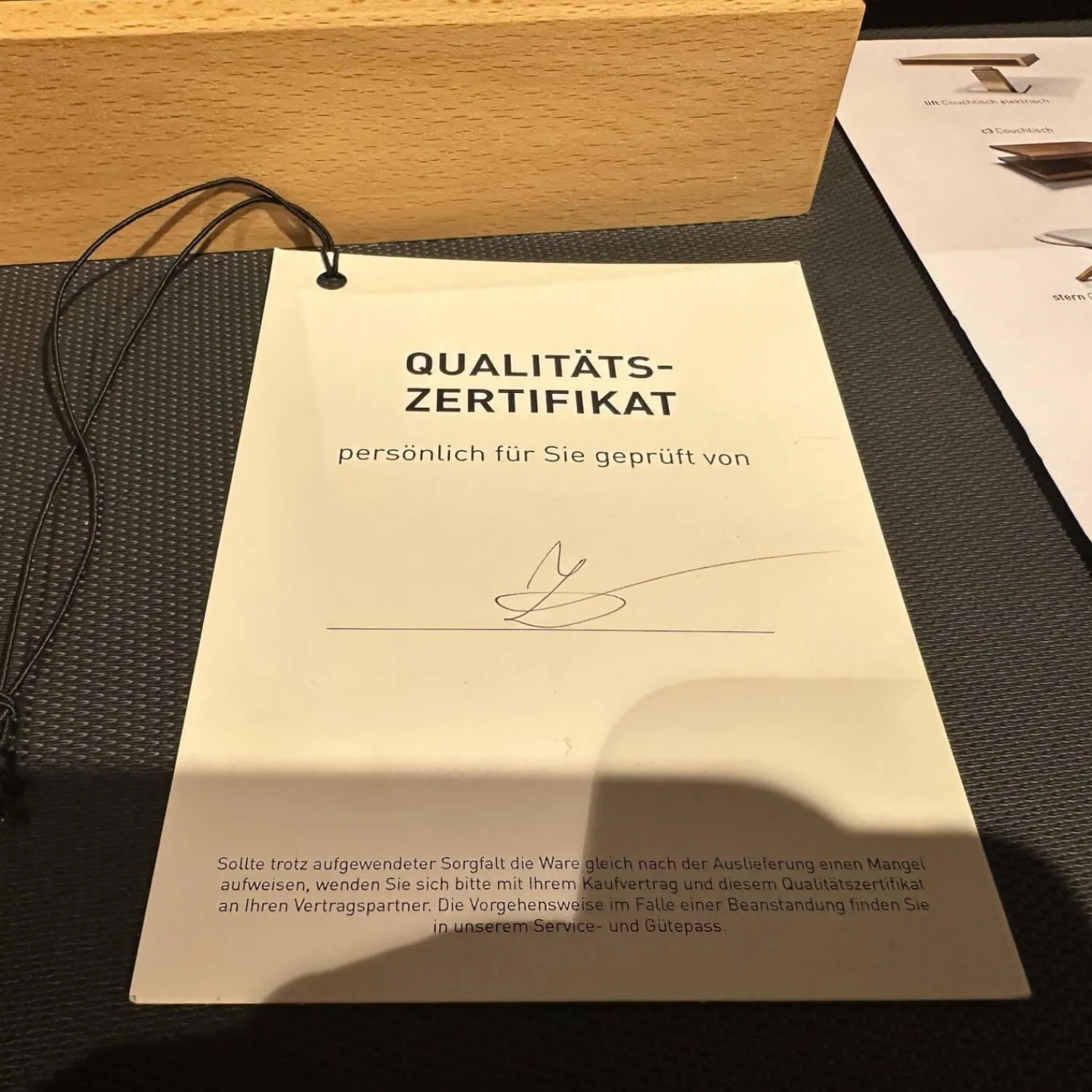 Team 7 Couchtische|Couchtisch Lift Platte Nussbaum Geölt Bodenplatte Stahl Schwarz Matt Front Farbglas Schwarz