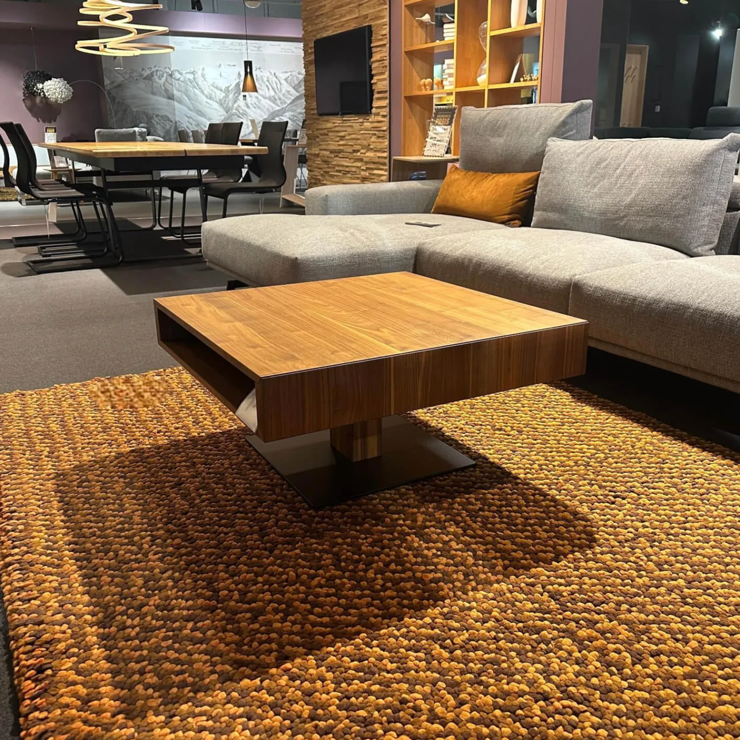 Team 7 Couchtische|Couchtisch Lift Platte Nussbaum Geölt Bodenplatte Stahl Schwarz Matt Front Farbglas Schwarz