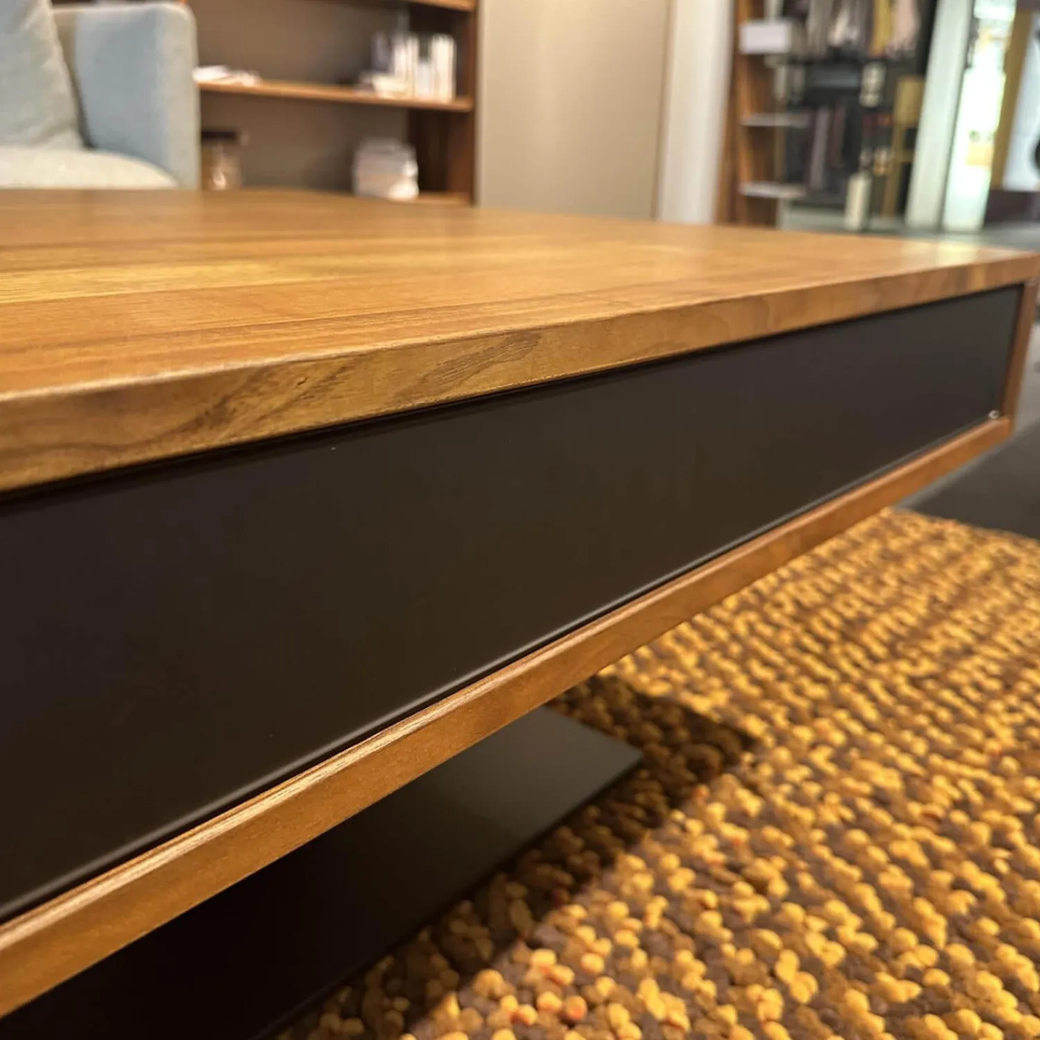 Team 7 Couchtische|Couchtisch Lift Platte Nussbaum Geölt Bodenplatte Stahl Schwarz Matt Front Farbglas Schwarz