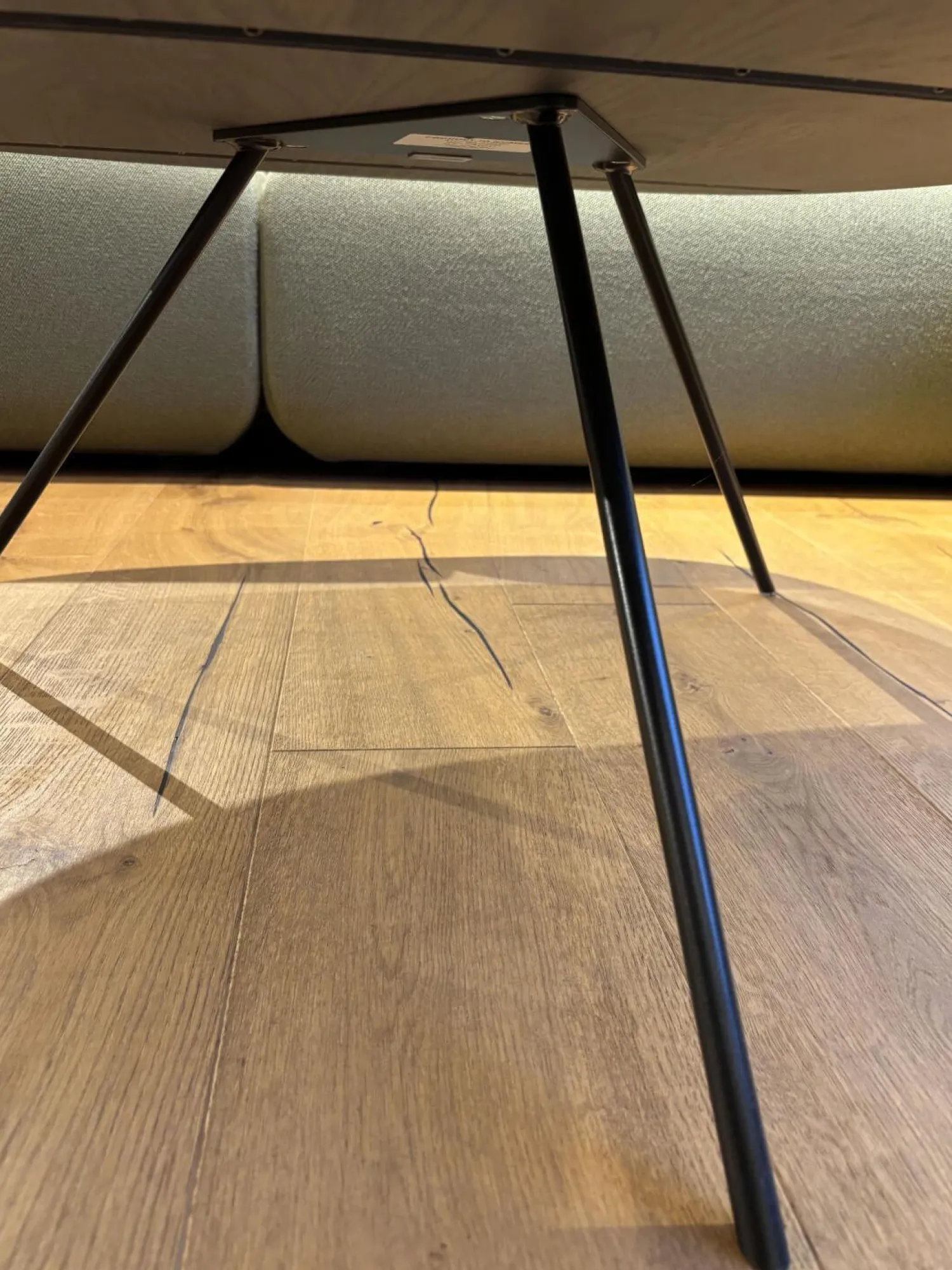 Leolux Couchtische|Couchtisch Liliom Platte Eiche Pine Grey Grau Gestell Metall Epoxy Nuit Silk Schwarz Lackiert