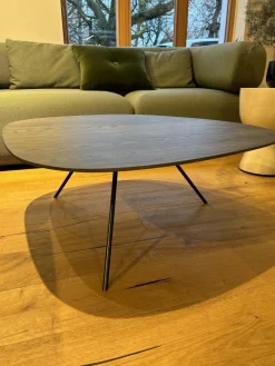 Leolux Couchtische|Couchtisch Liliom Platte Eiche Pine Grey Grau Gestell Metall Epoxy Nuit Silk Schwarz Lackiert