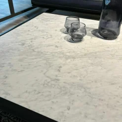 Rolf Benz Couchtische|Couchtisch Liv Platte Naturstein Geledert Carrara Gestell Buche Verkehrsschwarz Matt Lackiert