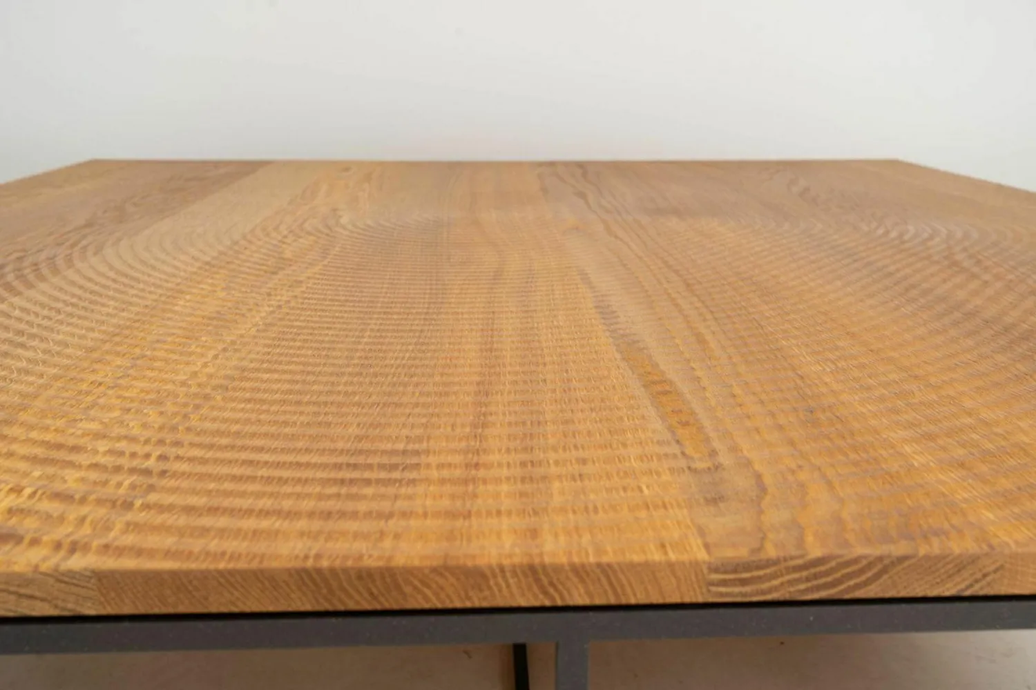 Linteloo Couchtische|Couchtisch Log II Platte Eiche Massiv Struktur Leicht Gesmoked Gestell Stahl Gestrahlt Schwarz