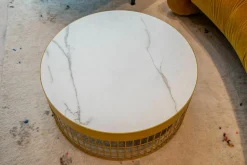 Pode Couchtische|Couchtisch Mesh Platte Keramik Weiß Gestell Saffron Gelb