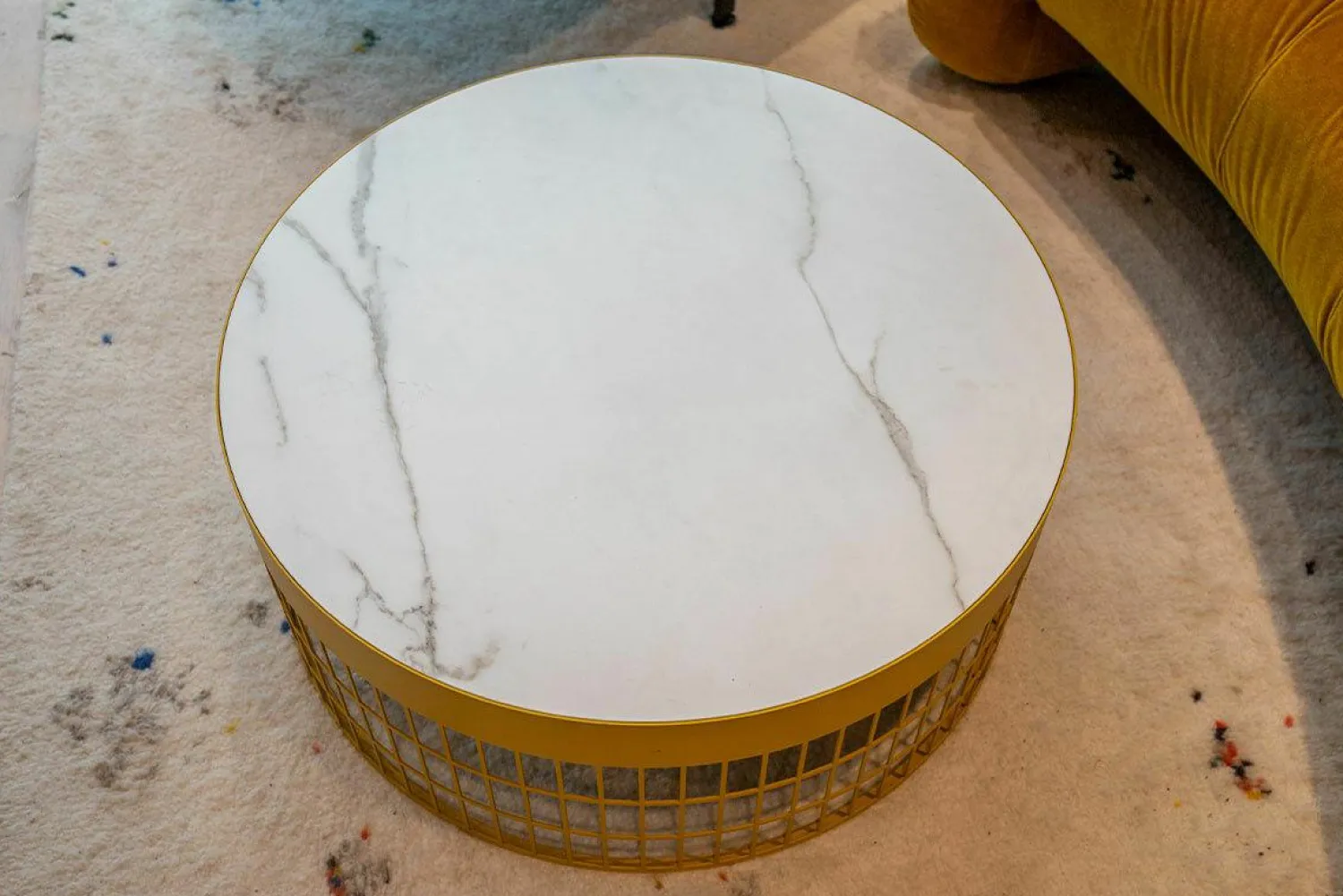 Pode Couchtische|Couchtisch Mesh Platte Keramik Weiß Gestell Saffron Gelb