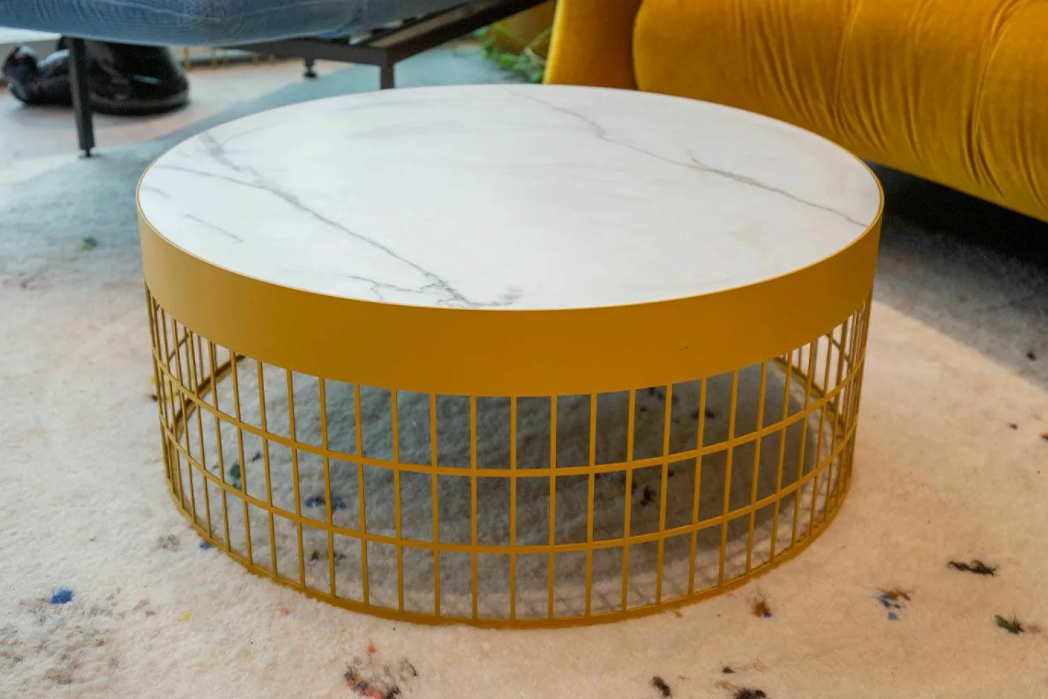 Pode Couchtische|Couchtisch Mesh Platte Keramik Weiß Gestell Saffron Gelb