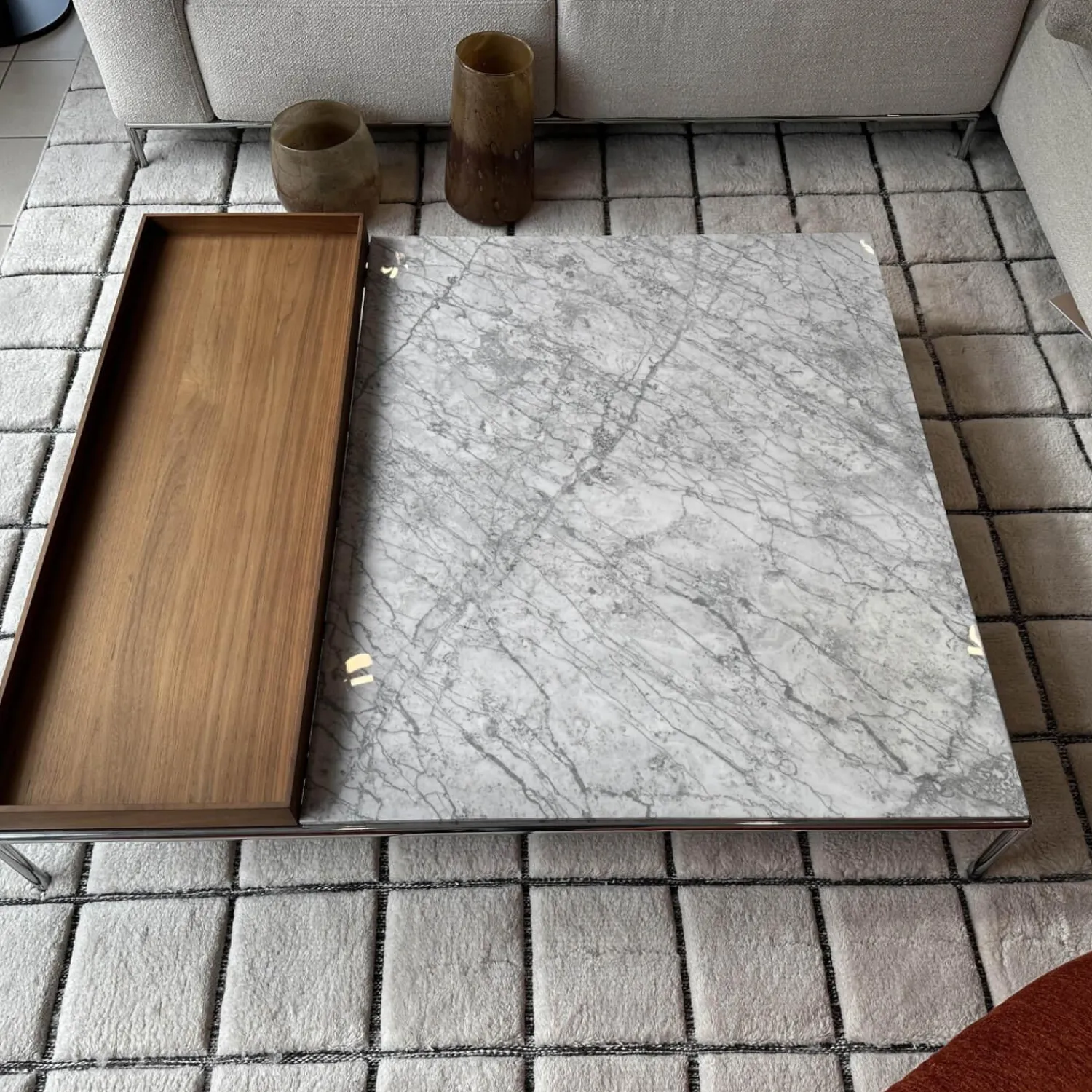 Cassina Couchtische|Couchtisch Mex Hi Platte Marmor Mianco Carrara Beige Gestell Metall Verchromt Inklusive Tablett Amerikanischer Nussbaum