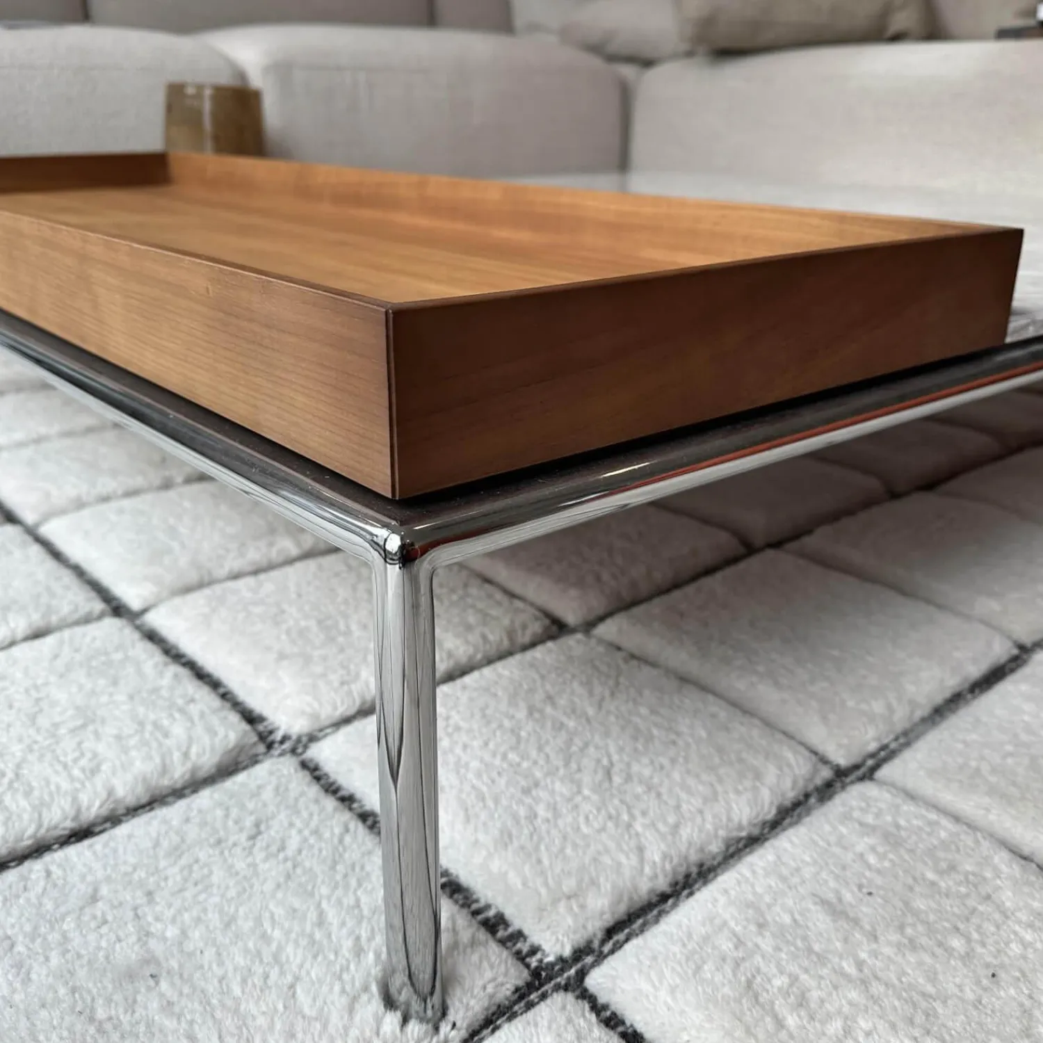 Cassina Couchtische|Couchtisch Mex Hi Platte Marmor Mianco Carrara Beige Gestell Metall Verchromt Inklusive Tablett Amerikanischer Nussbaum