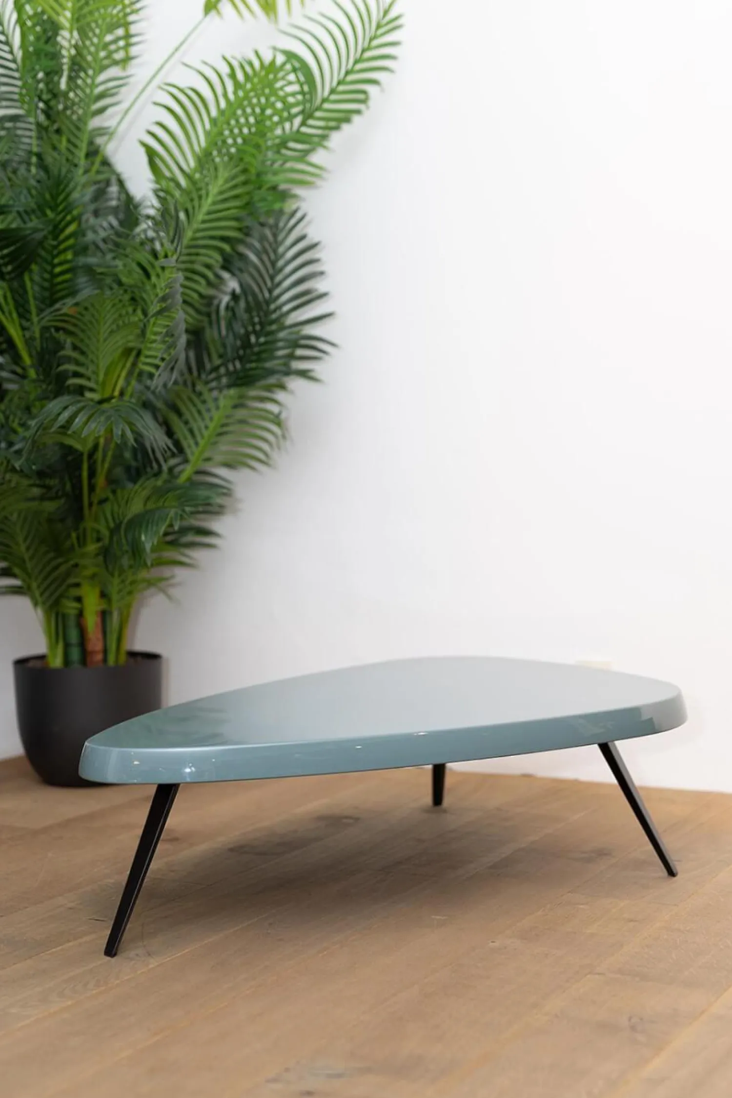 Cassina Couchtische|Couchtisch Mexique Platte Lack Petrol Blau Metallgestell Schwarz Lackiert